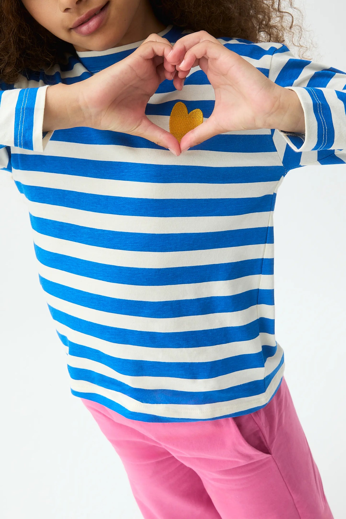 Camiseta manga larga de niña con estampado de rayas azul y blanco