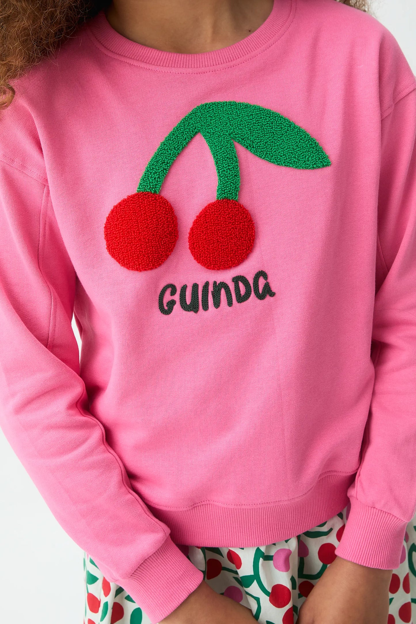 Sudadera de niña con parche de guinda