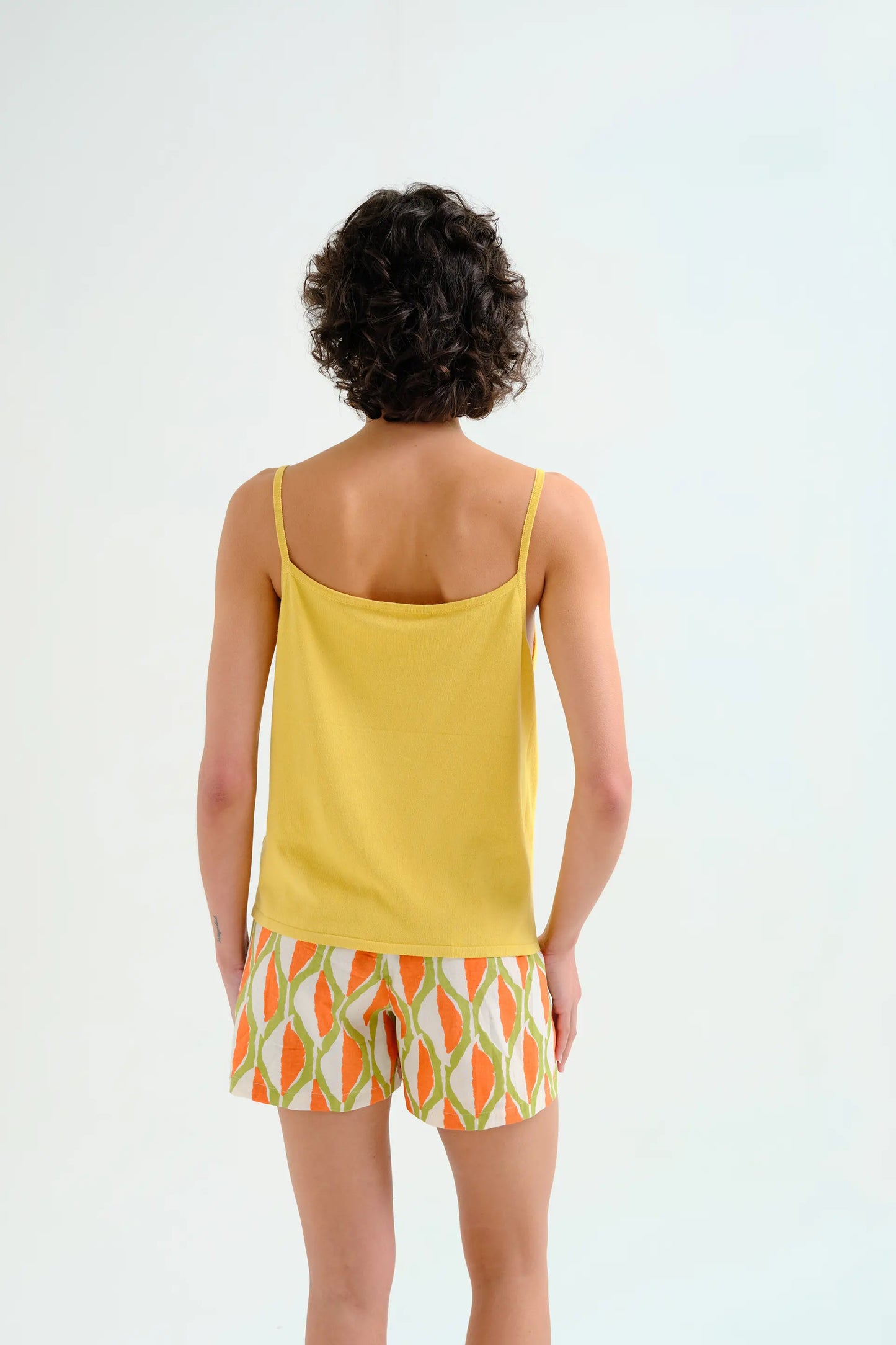 Top básico de tirantes amarillo