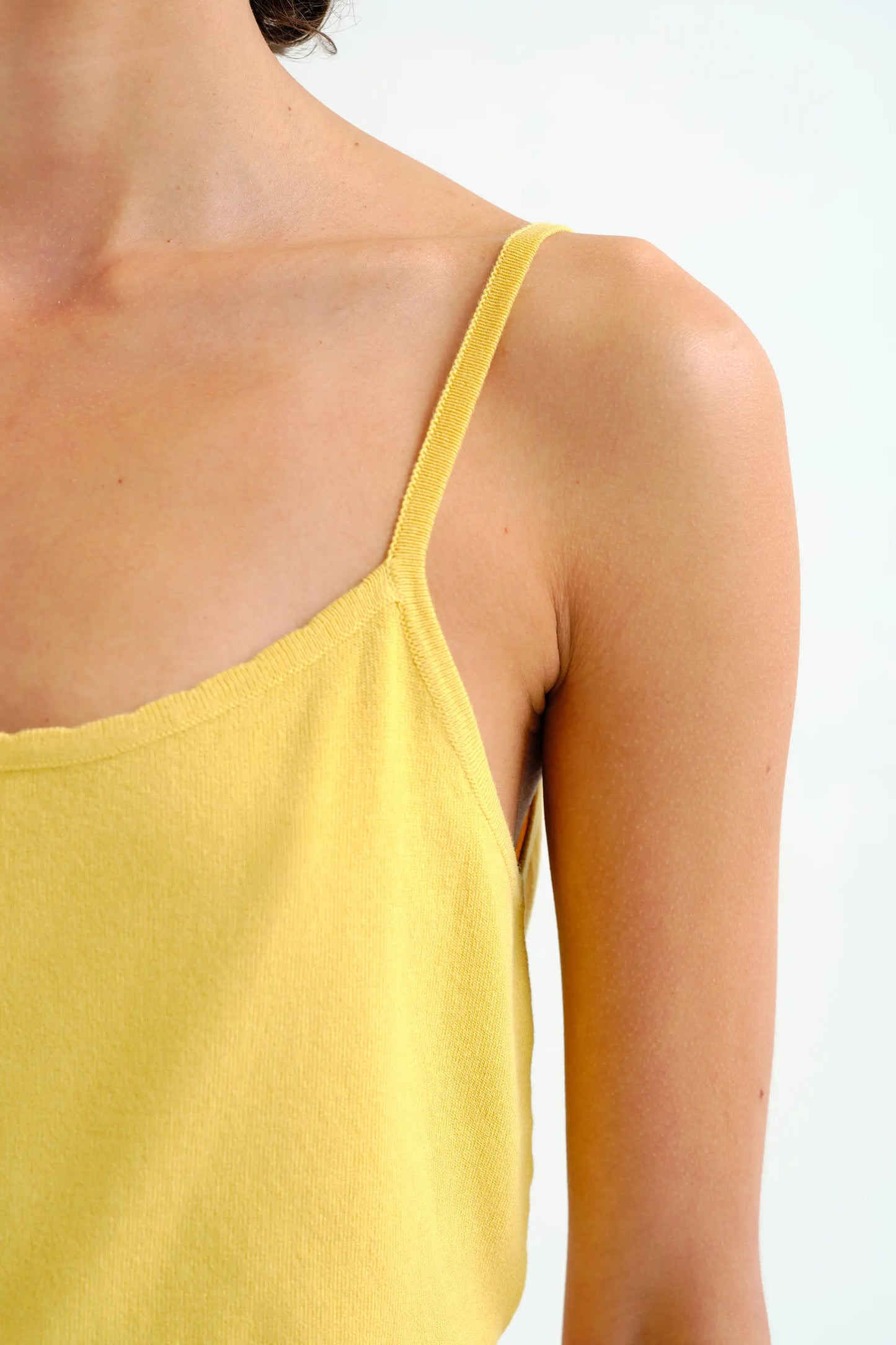 Top básico de tirantes amarillo