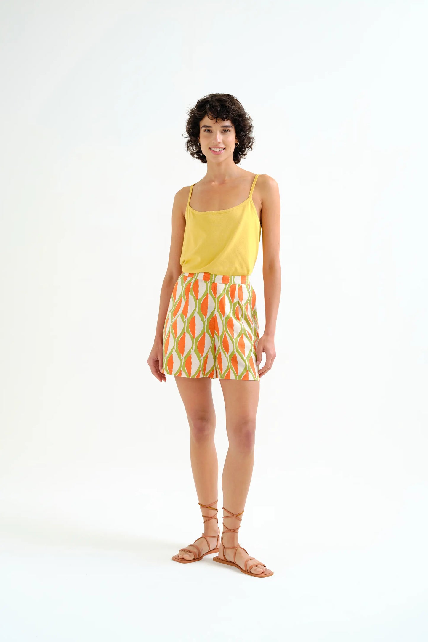 Top básico de tirantes amarillo