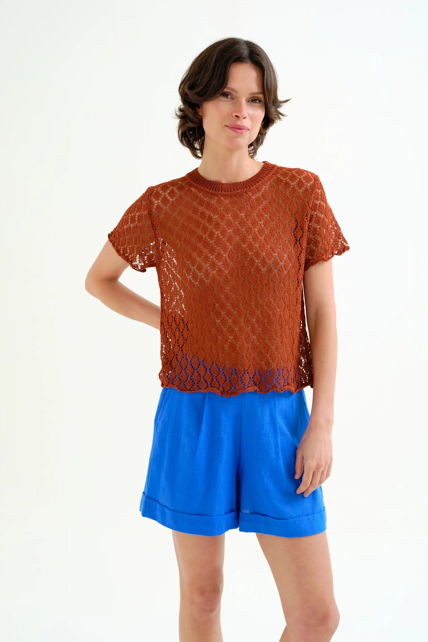Top in maglia traforata marrone con motivo a rombi
