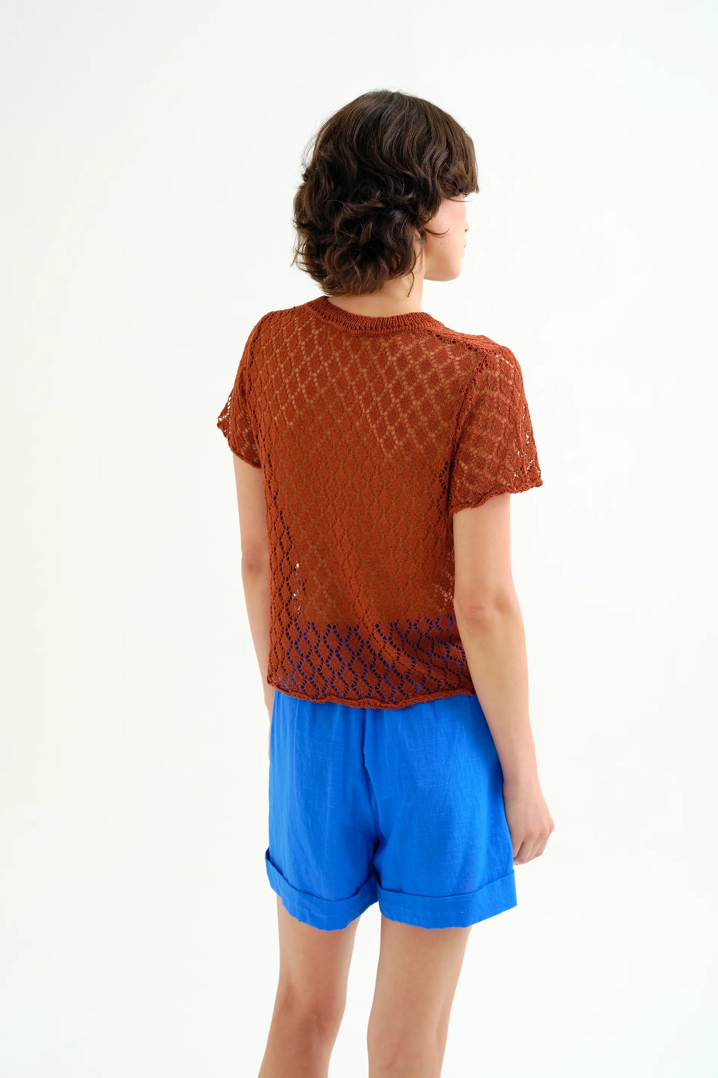 Top in maglia traforata marrone con motivo a rombi