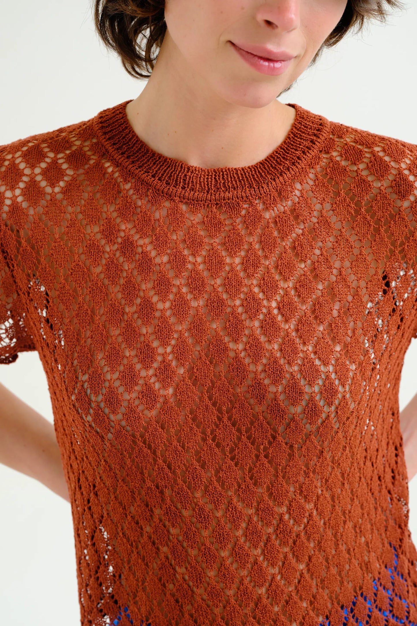 Top in maglia traforata marrone con motivo a rombi