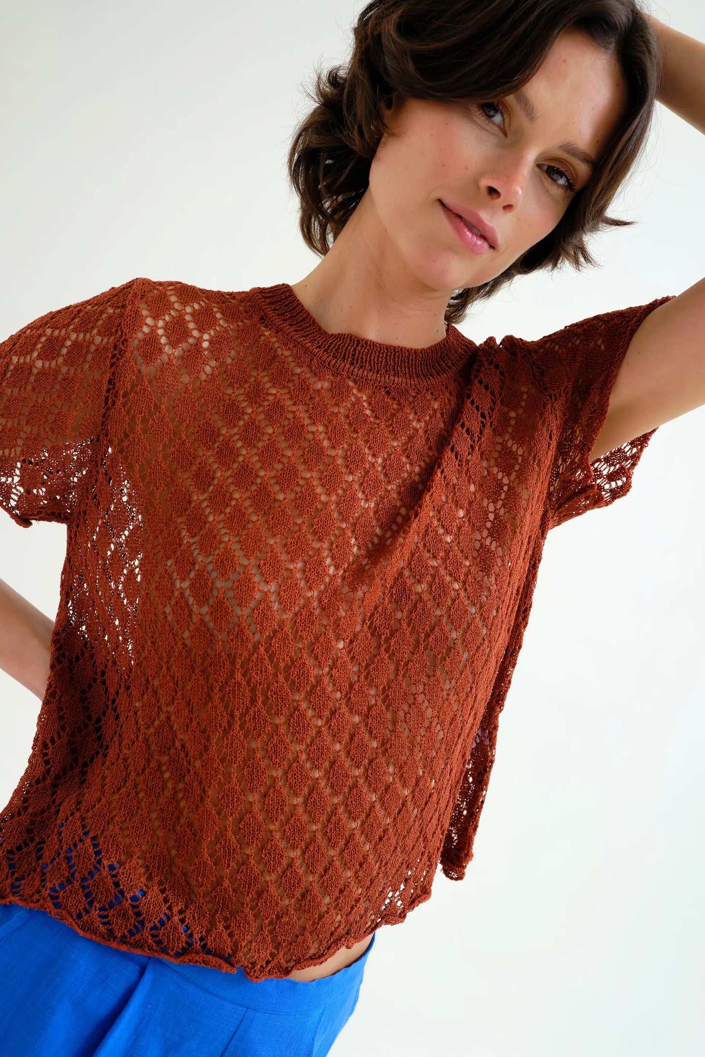 Top in maglia traforata marrone con motivo a rombi