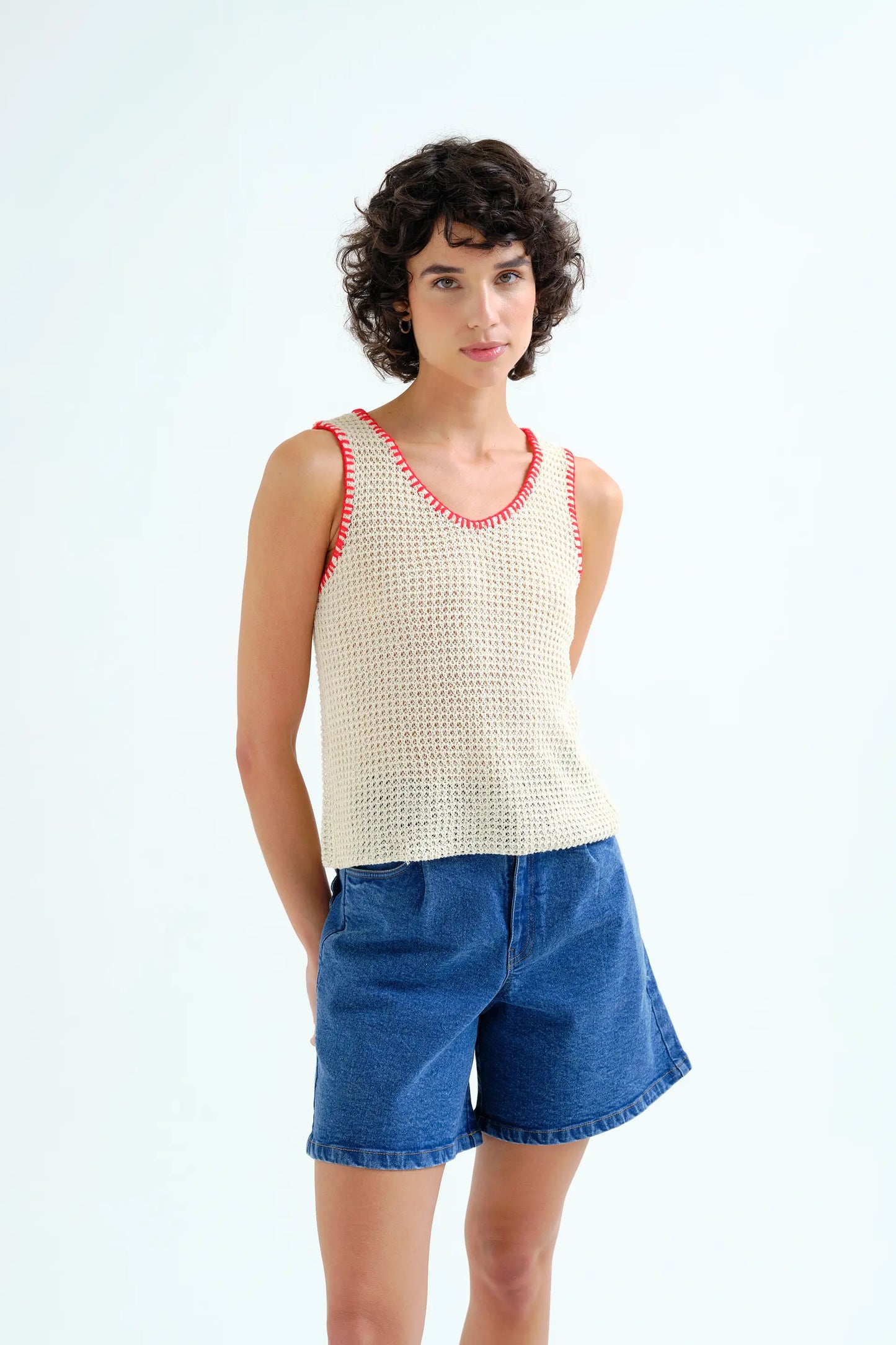 Top in maglia traforata color bianco sporco con dettagli ricamati in rosso