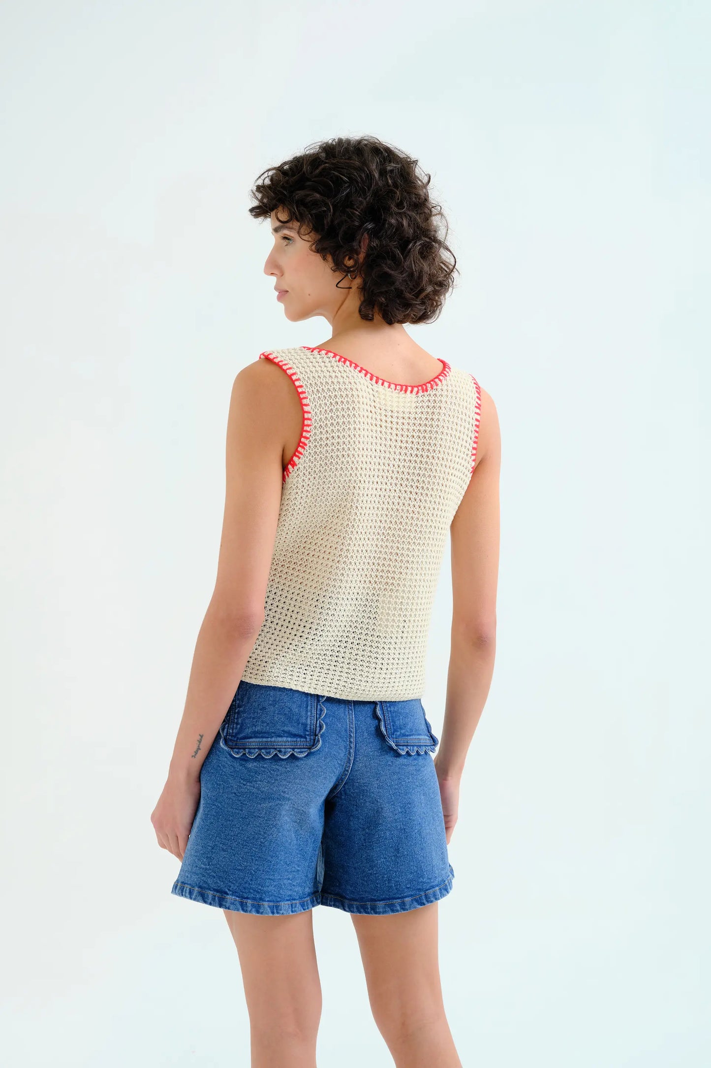 Top in maglia traforata color bianco sporco con dettagli ricamati in rosso