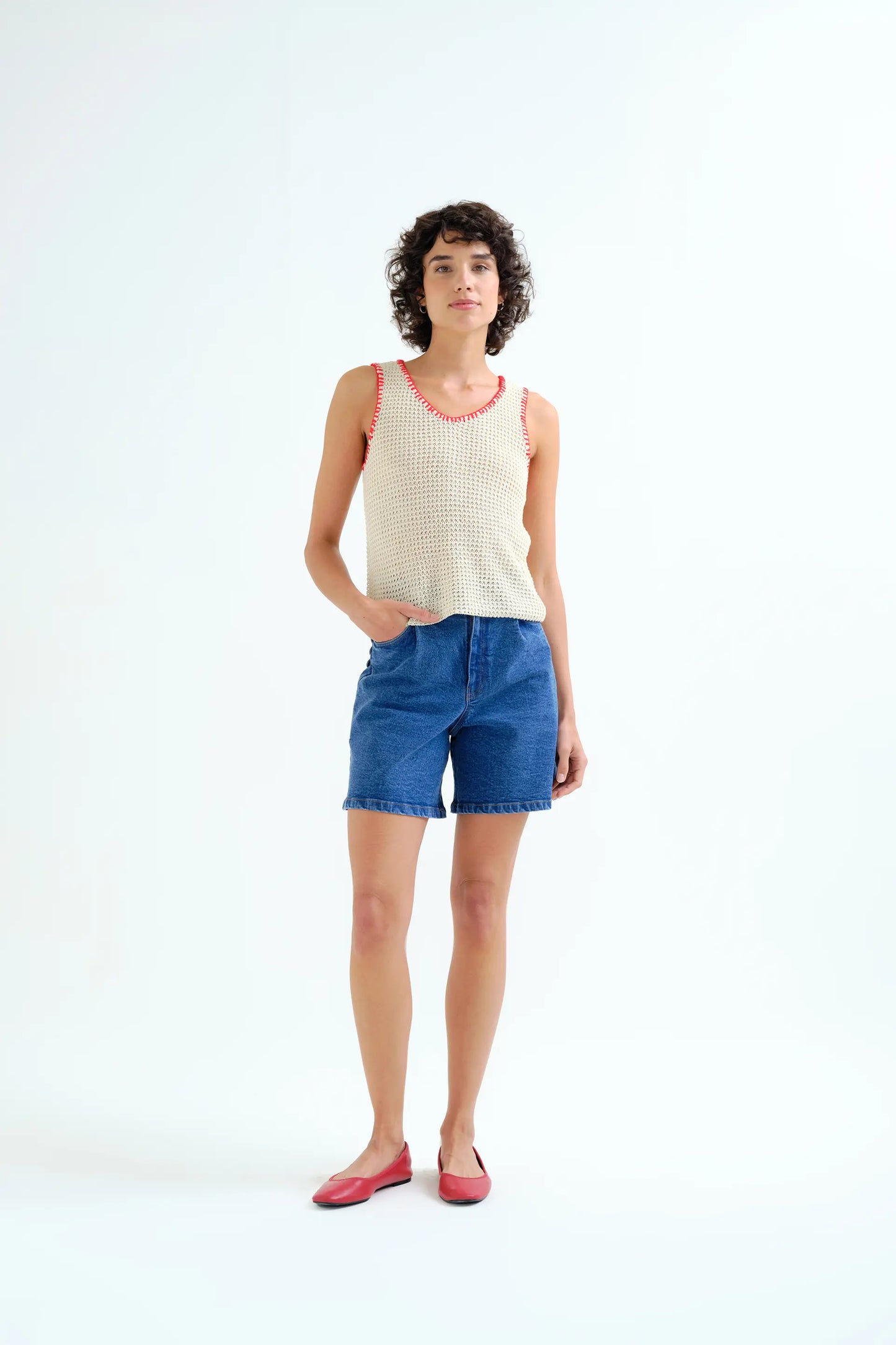 Top in maglia traforata color bianco sporco con dettagli ricamati in rosso