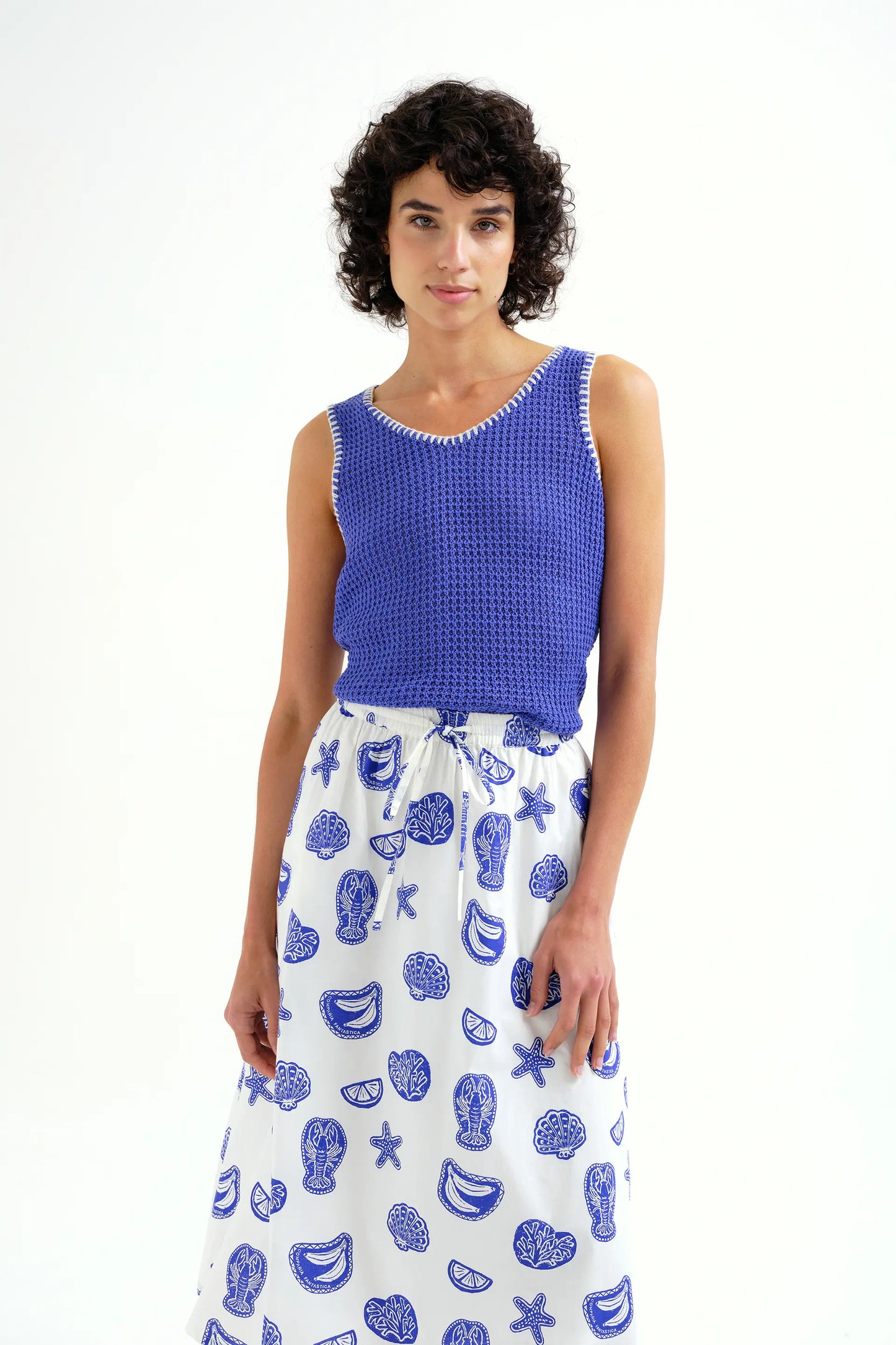 Top punto calado azul con detalles bordados en blanco