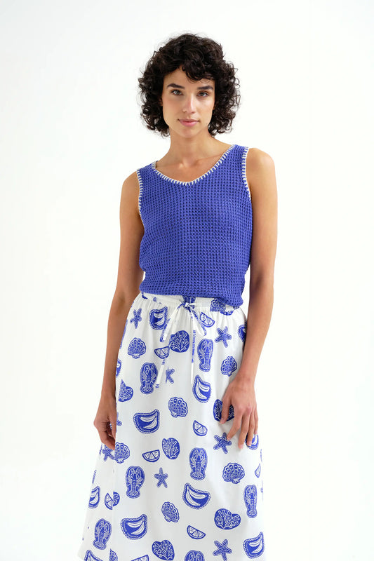 Top punto calado azul con detalles bordados en blanco