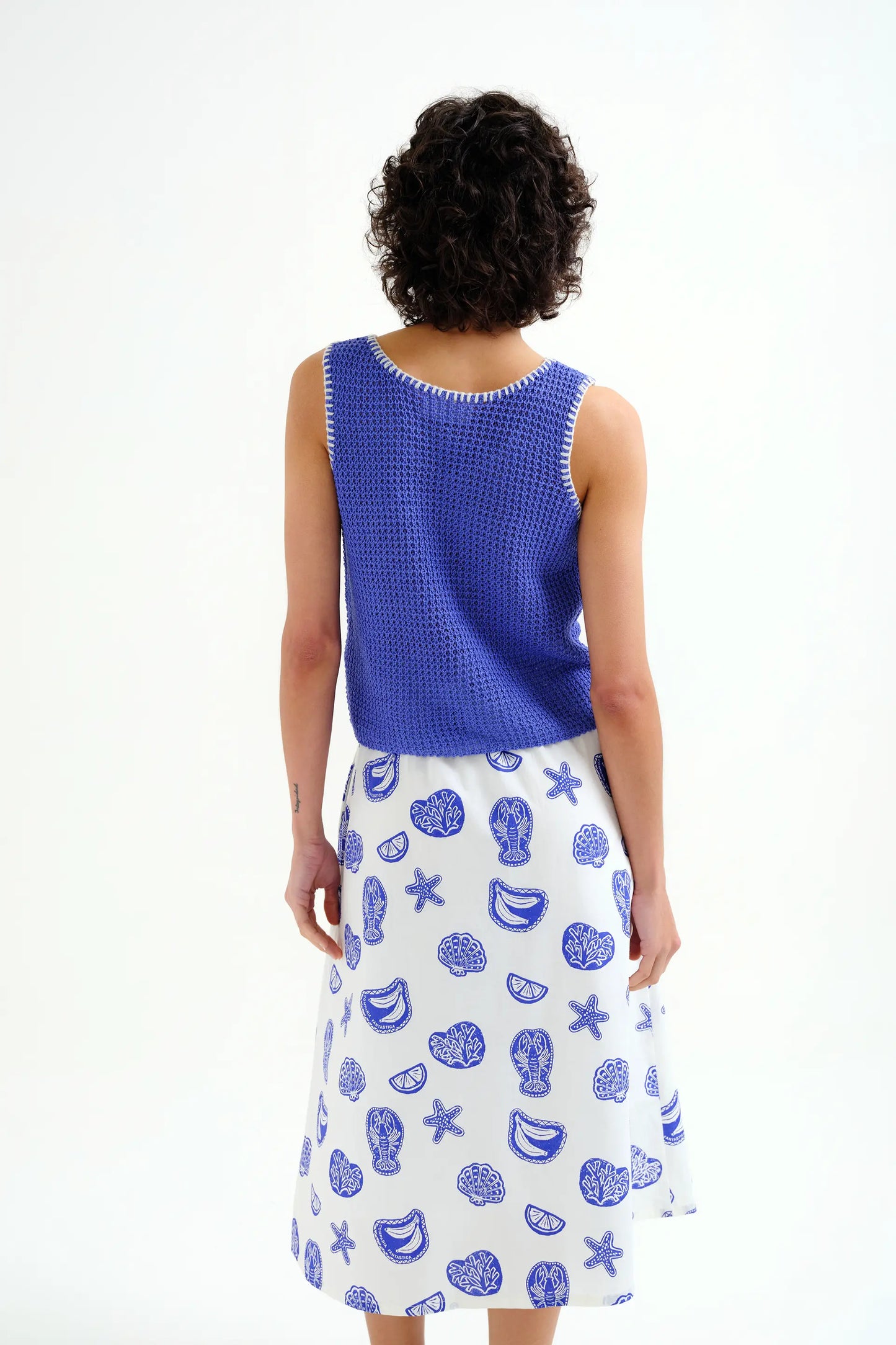 Top punto calado azul con detalles bordados en blanco