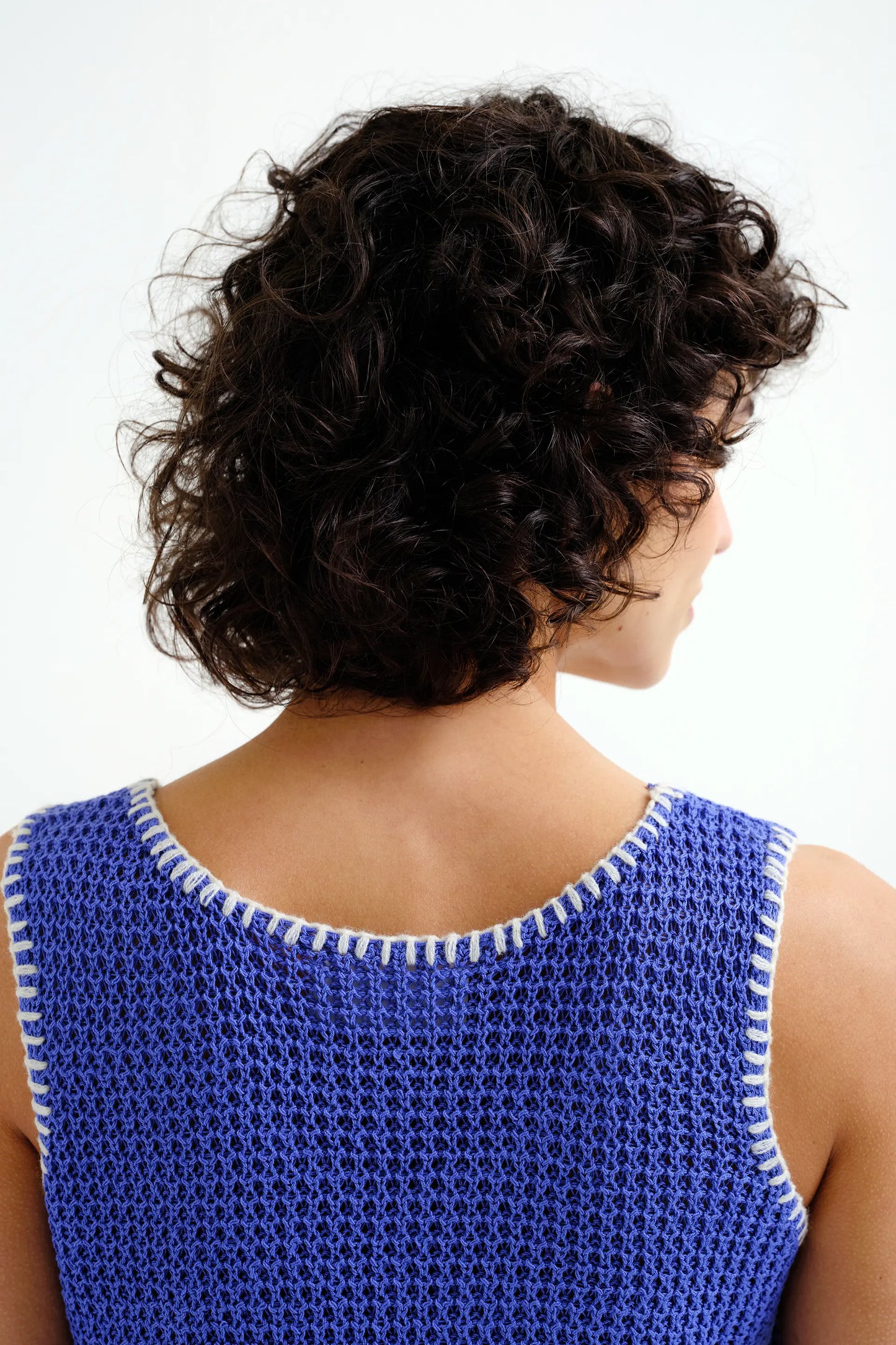 Top punto calado azul con detalles bordados en blanco