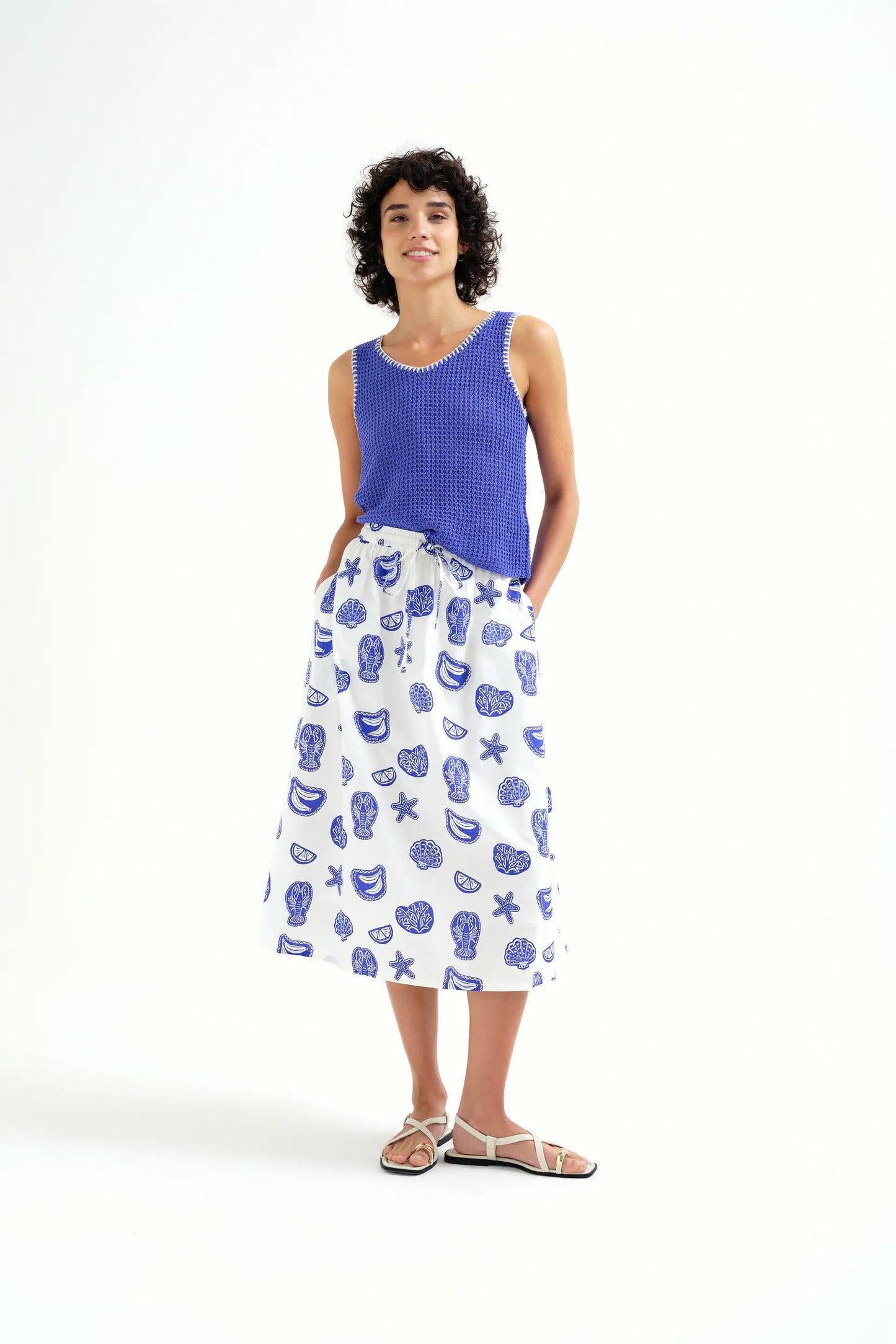 Top punto calado azul con detalles bordados en blanco