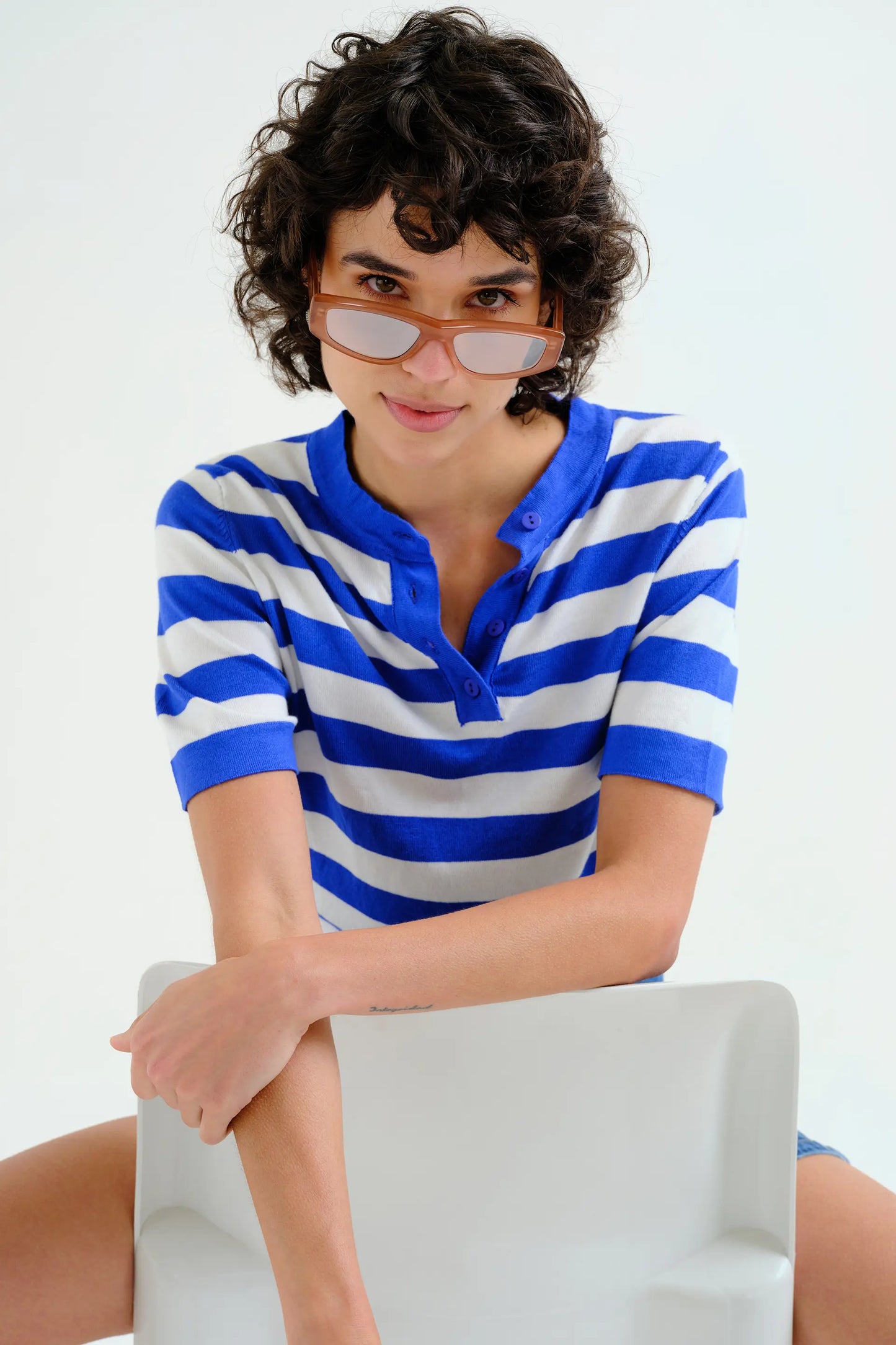 Top con estampado de rayas blanco y azul