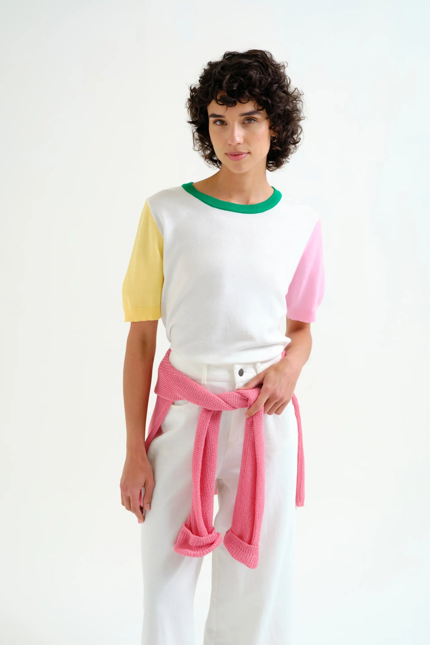 Top punto con detalles multicolor