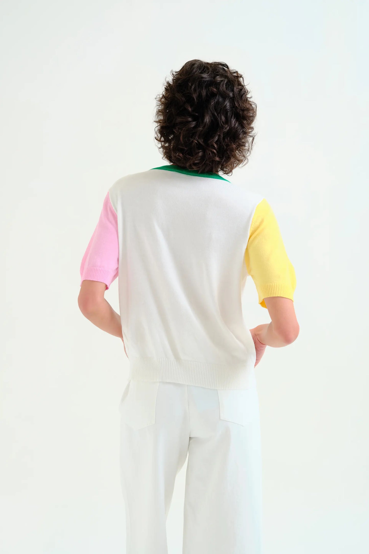 Top punto con detalles multicolor