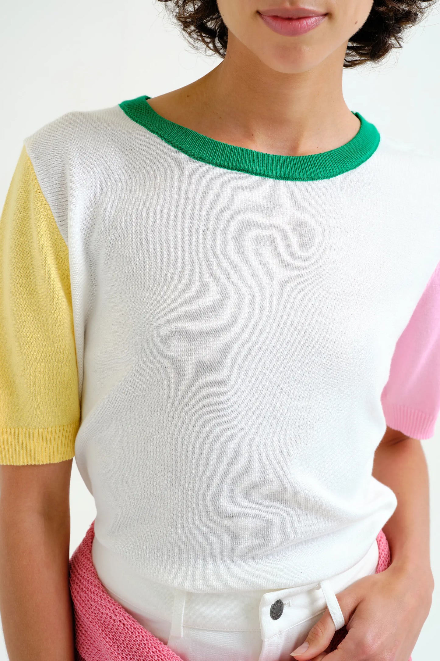 Top punto con detalles multicolor