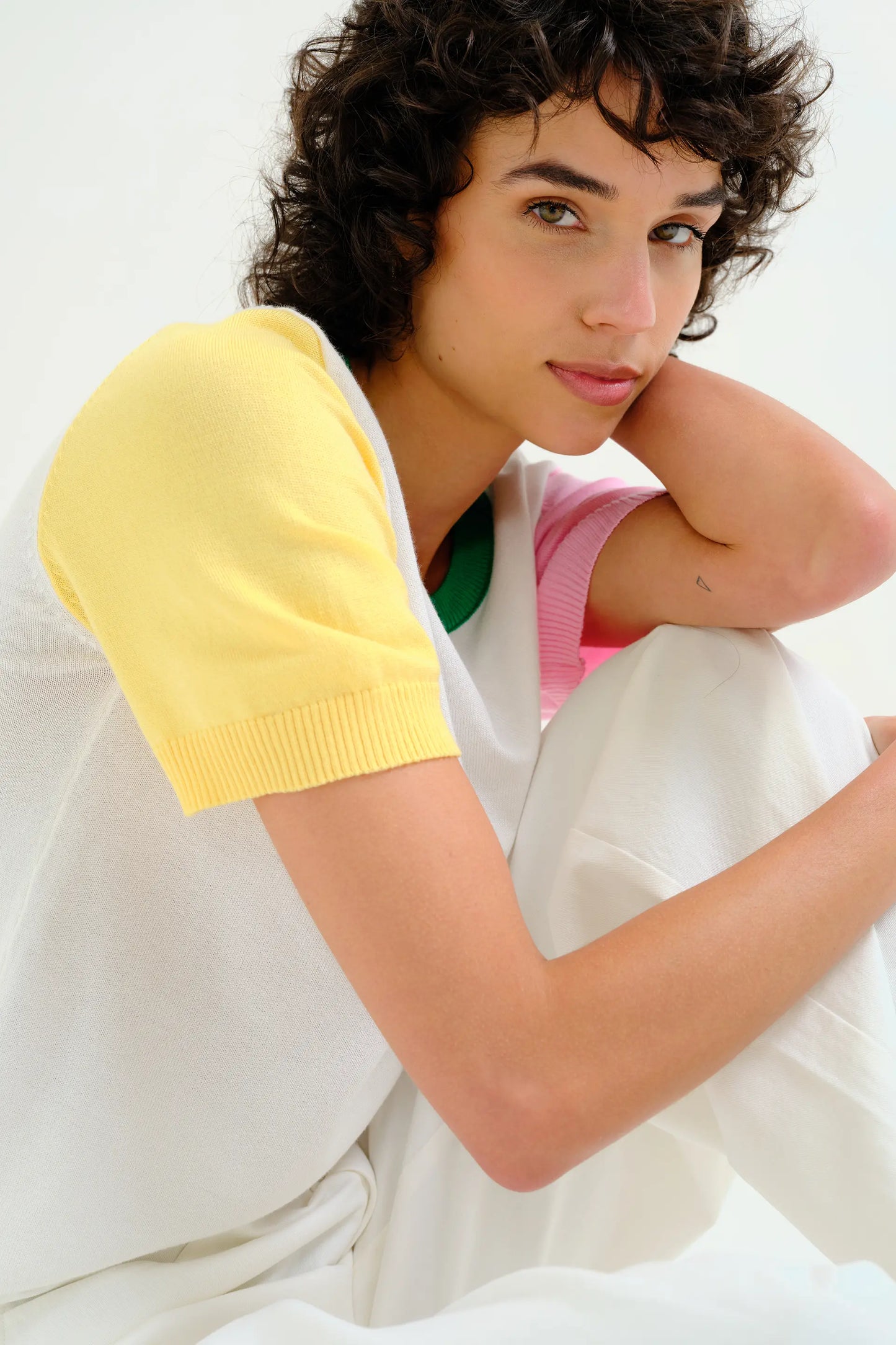 Top punto con detalles multicolor