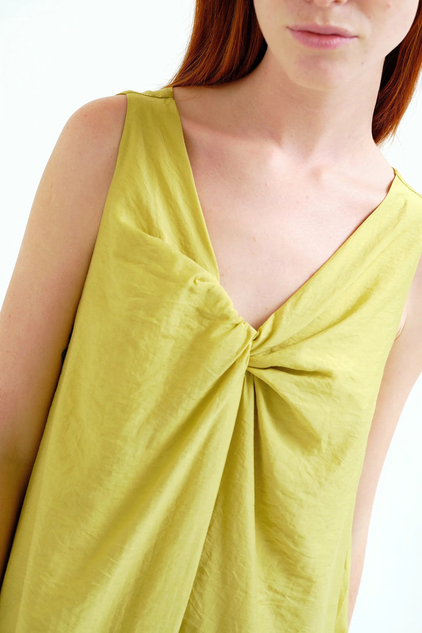 Long green dress with knotted detail