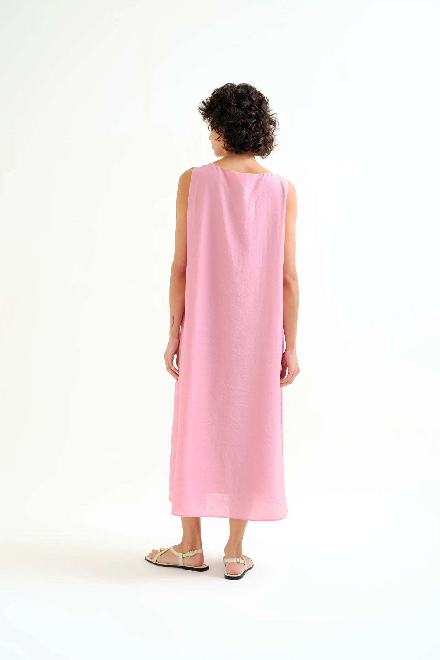 Vestido largo rosa con detalle anudado