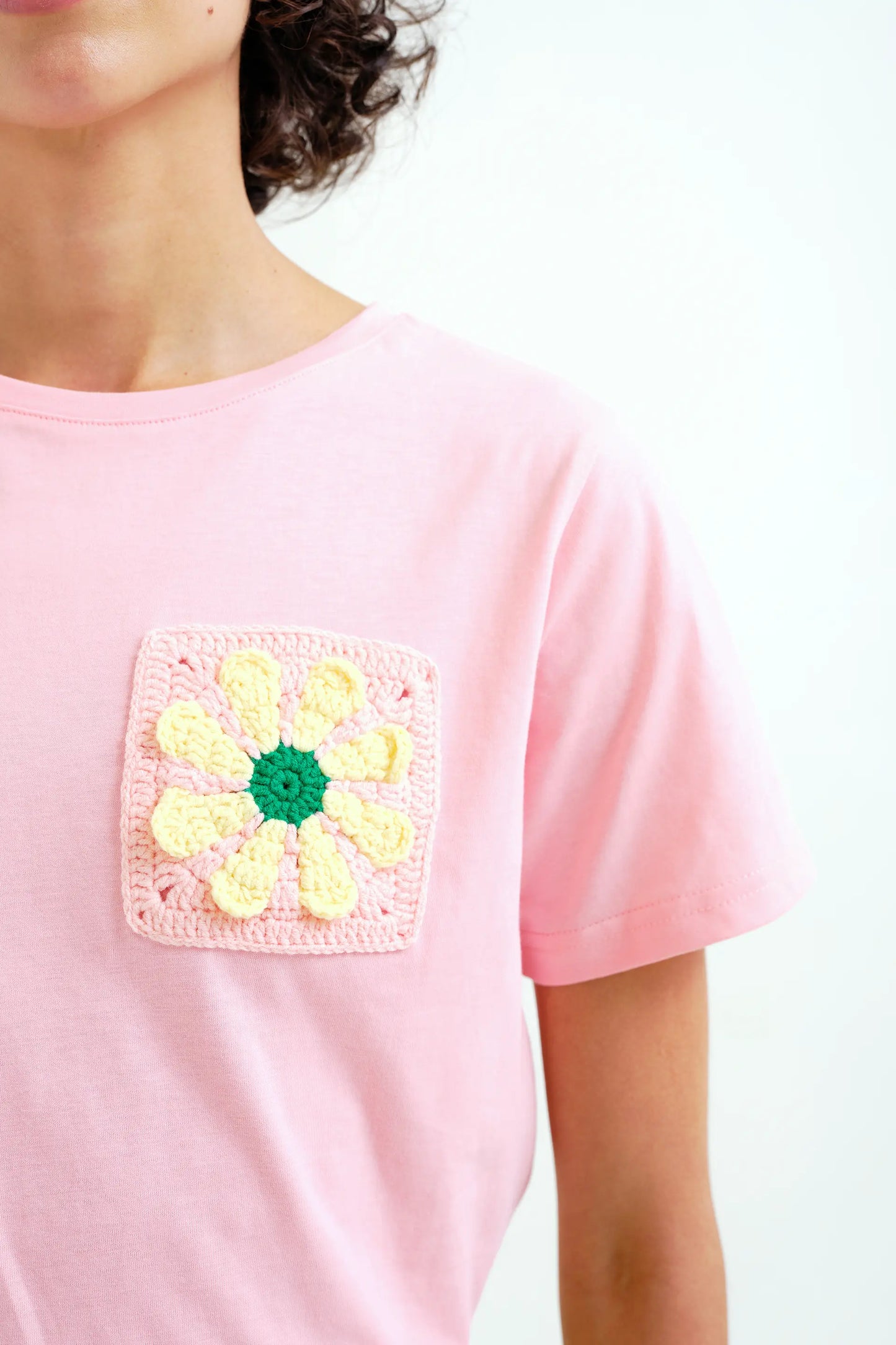 Camiseta 100% algodón con girasol bordado