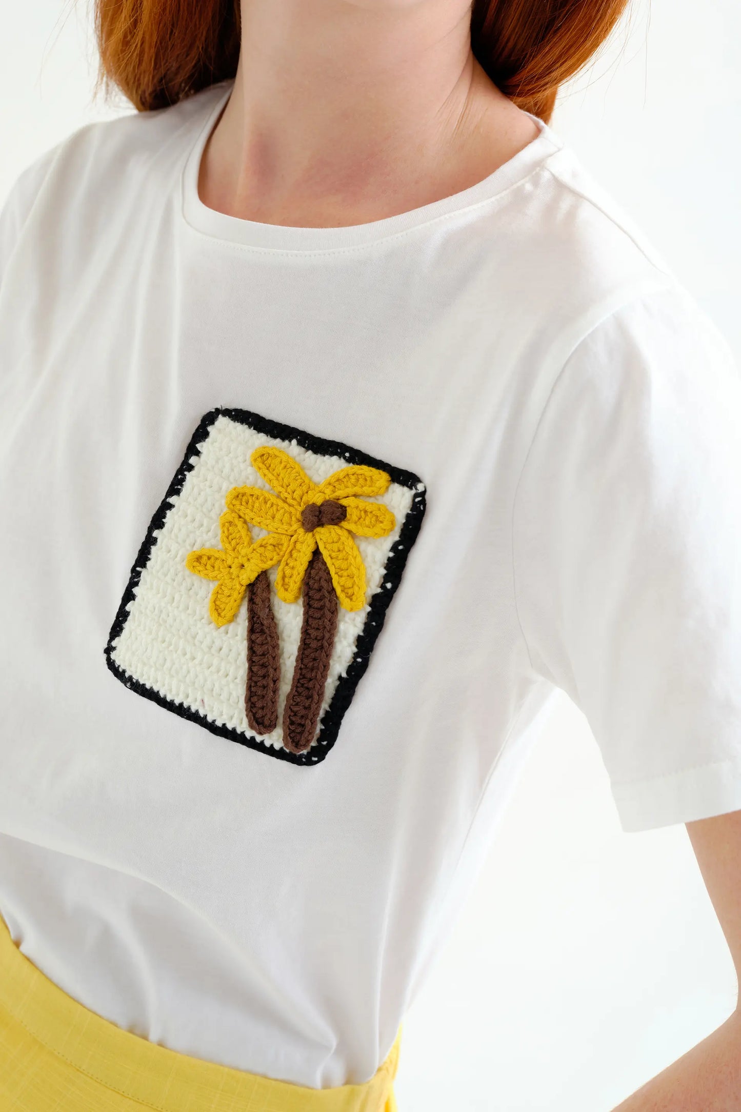 Camiseta 100% algodón con palmera bordada