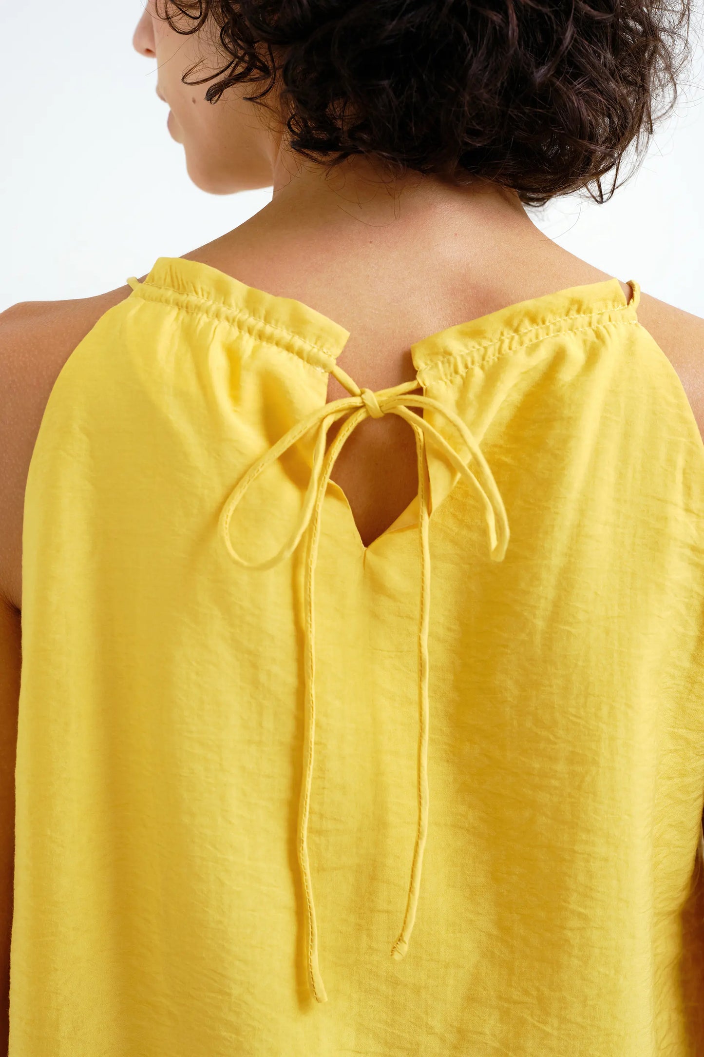 Top halter amarillo