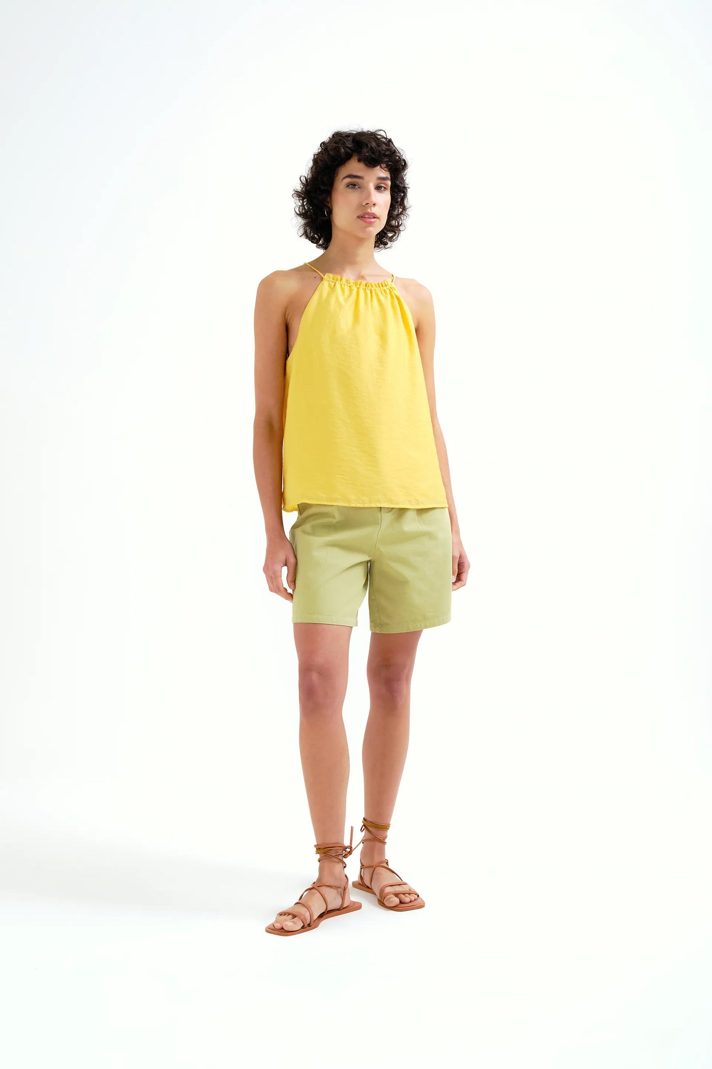 Top halter amarillo