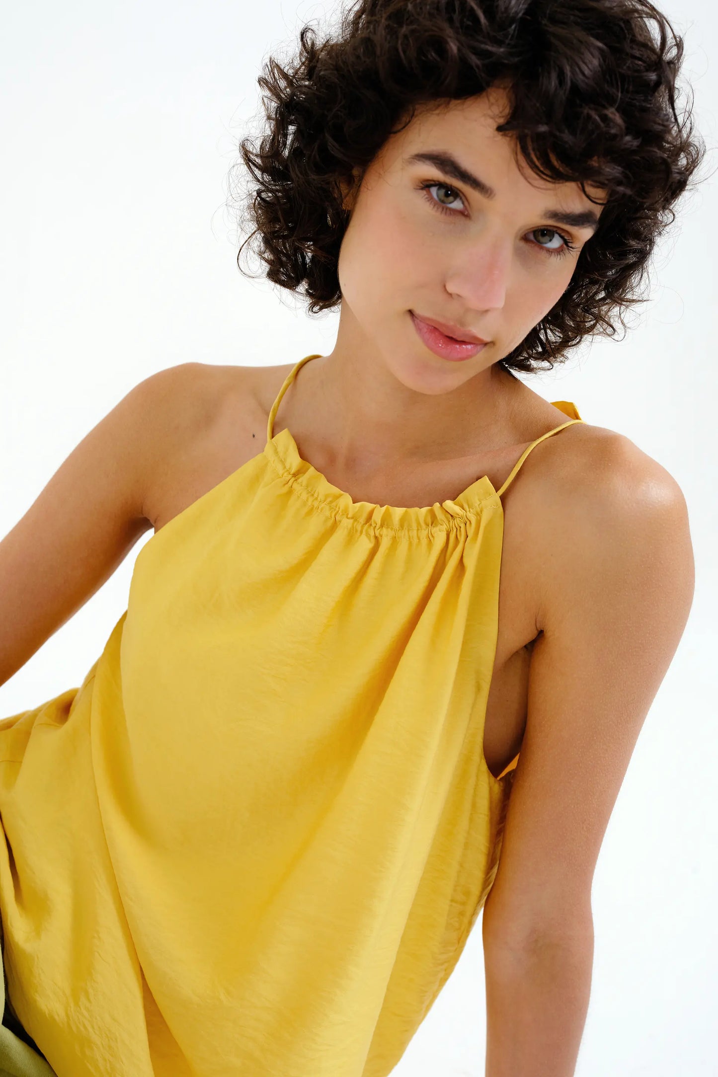 Top halter amarillo