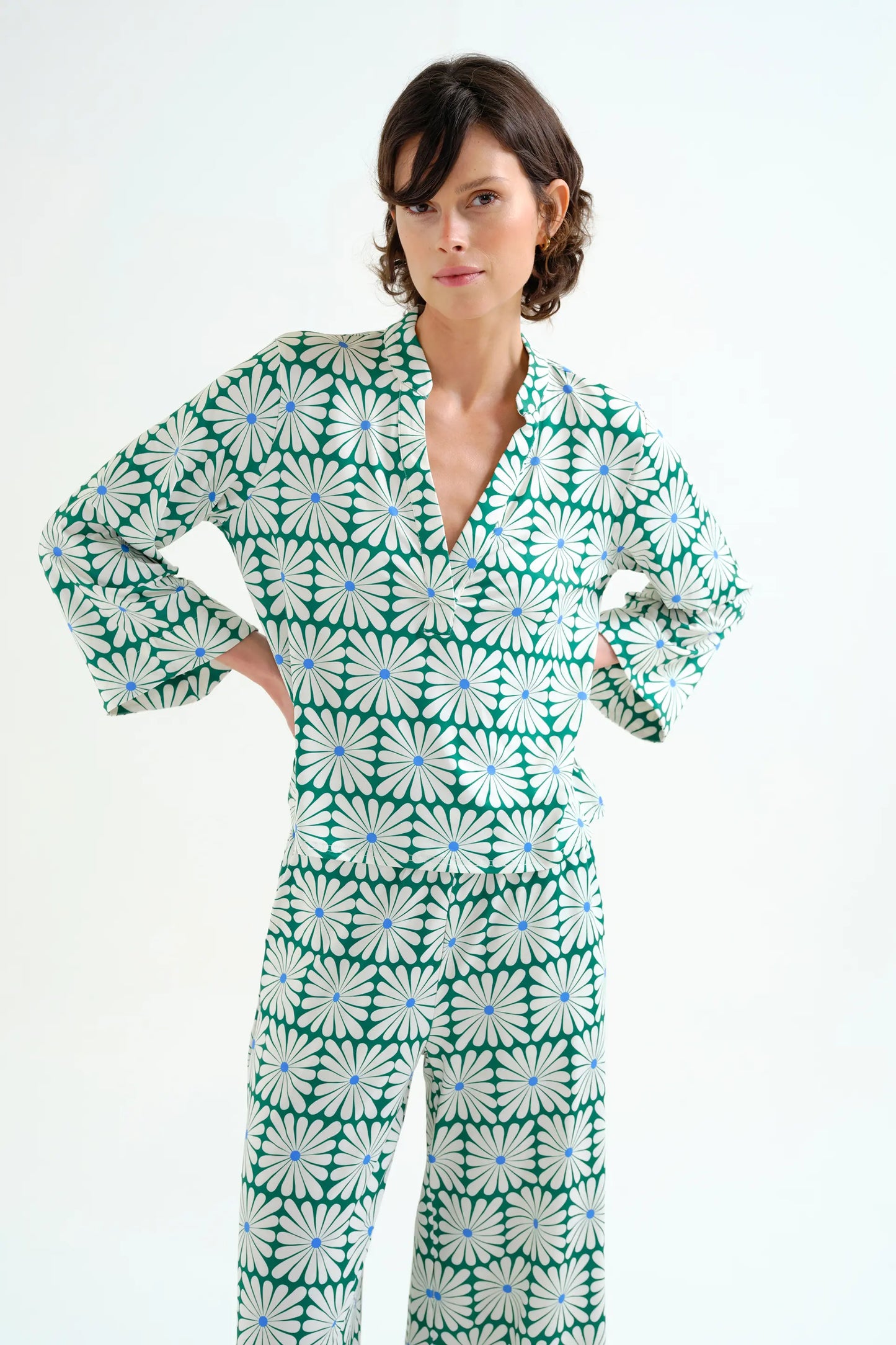 Top da spiaggia a maniche lunghe con stampa Olive Flower Green