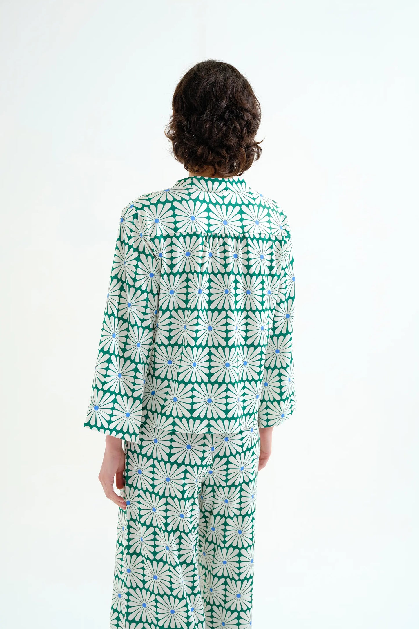 Top da spiaggia a maniche lunghe con stampa Olive Flower Green