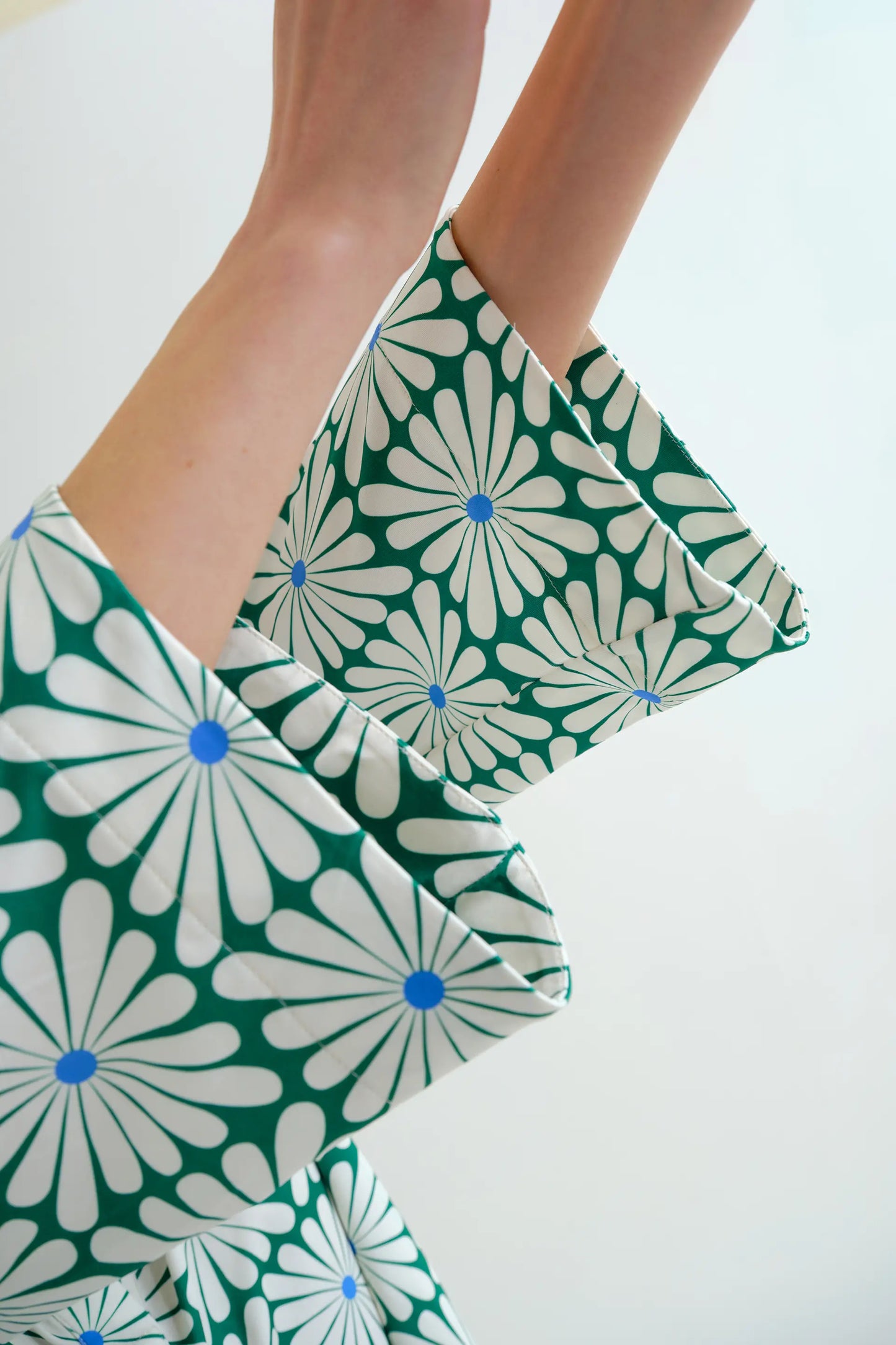 Top da spiaggia a maniche lunghe con stampa Olive Flower Green