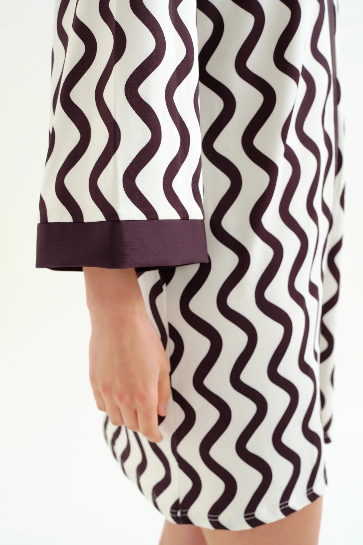 Kaftan corto con estampado Wave Black & White