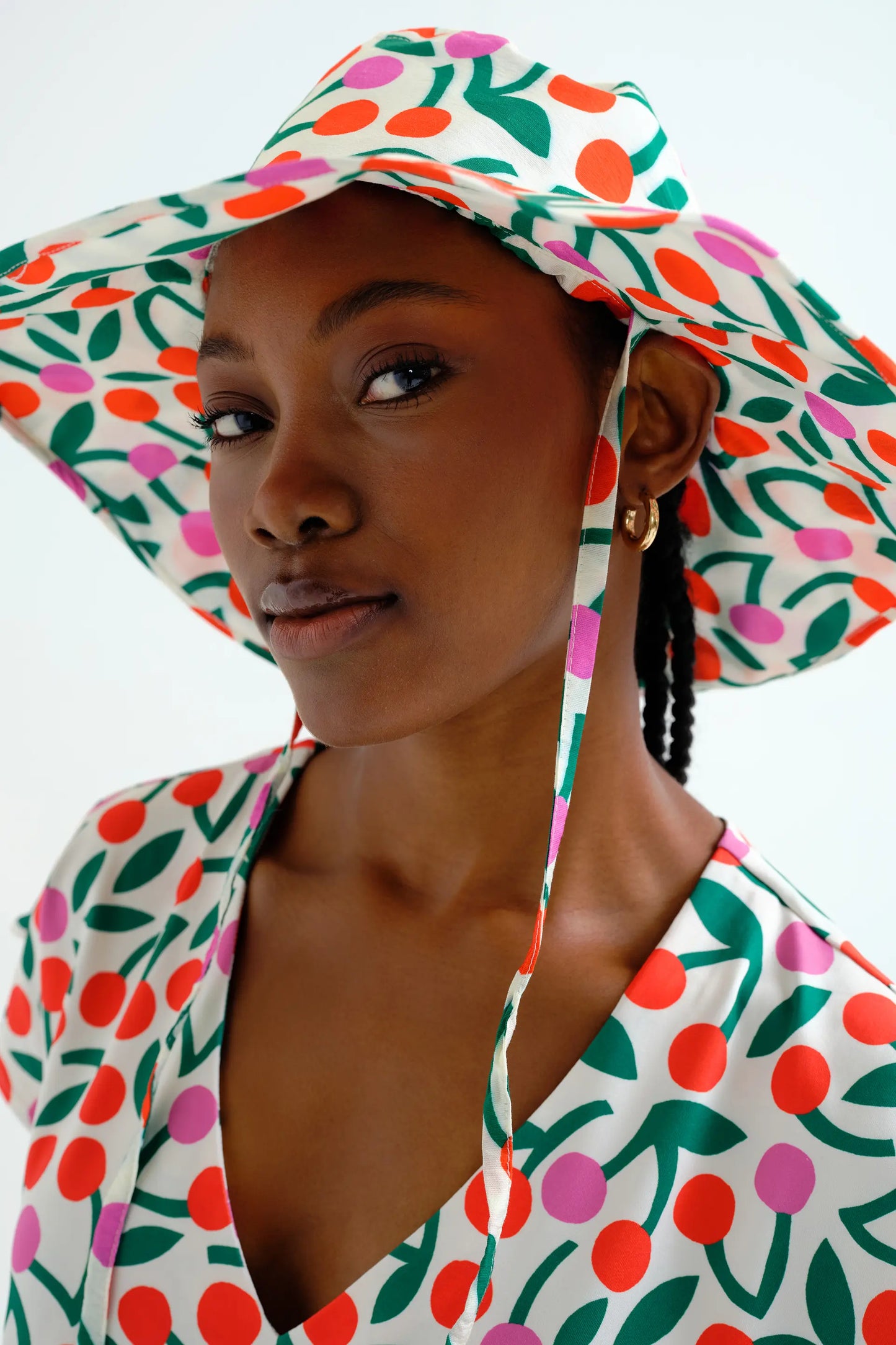 Sombrero con estampado Guinda