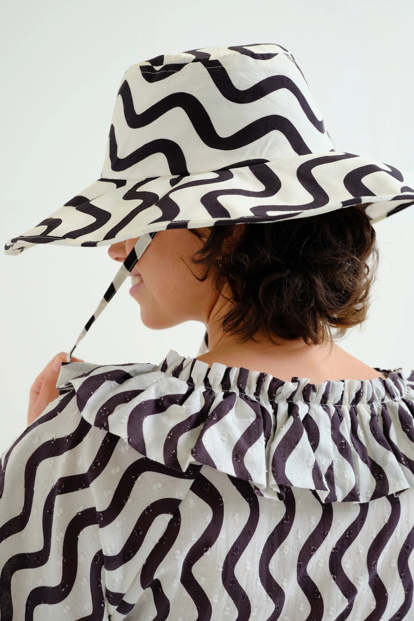 Cappello con stampa Wave Black &amp; White