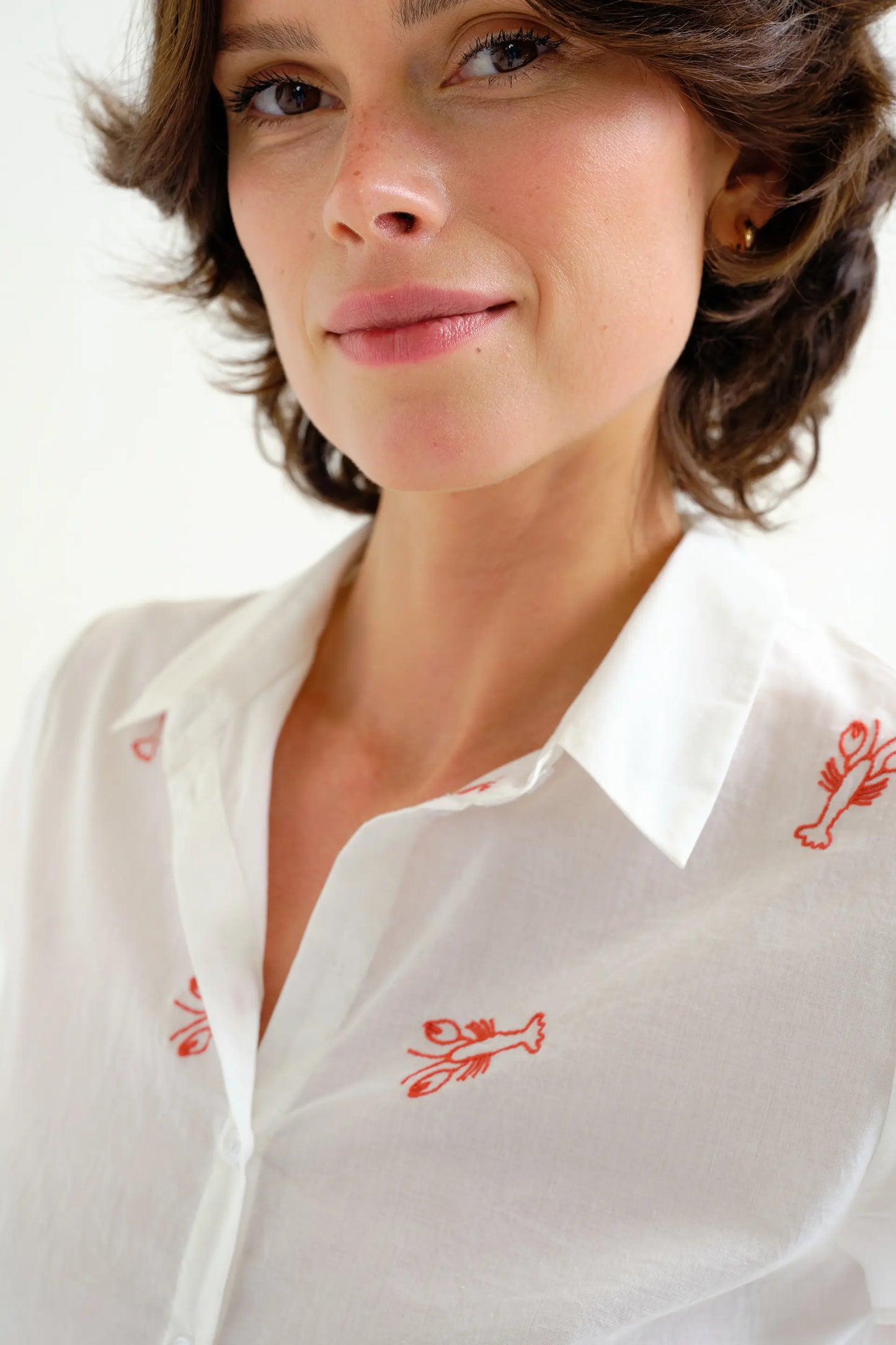 Camisa con bordado de Langosta roja