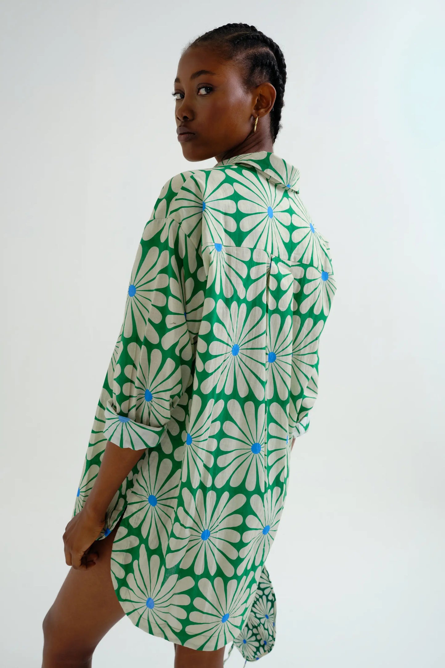T-shirt con stampa verde oliva e fiori