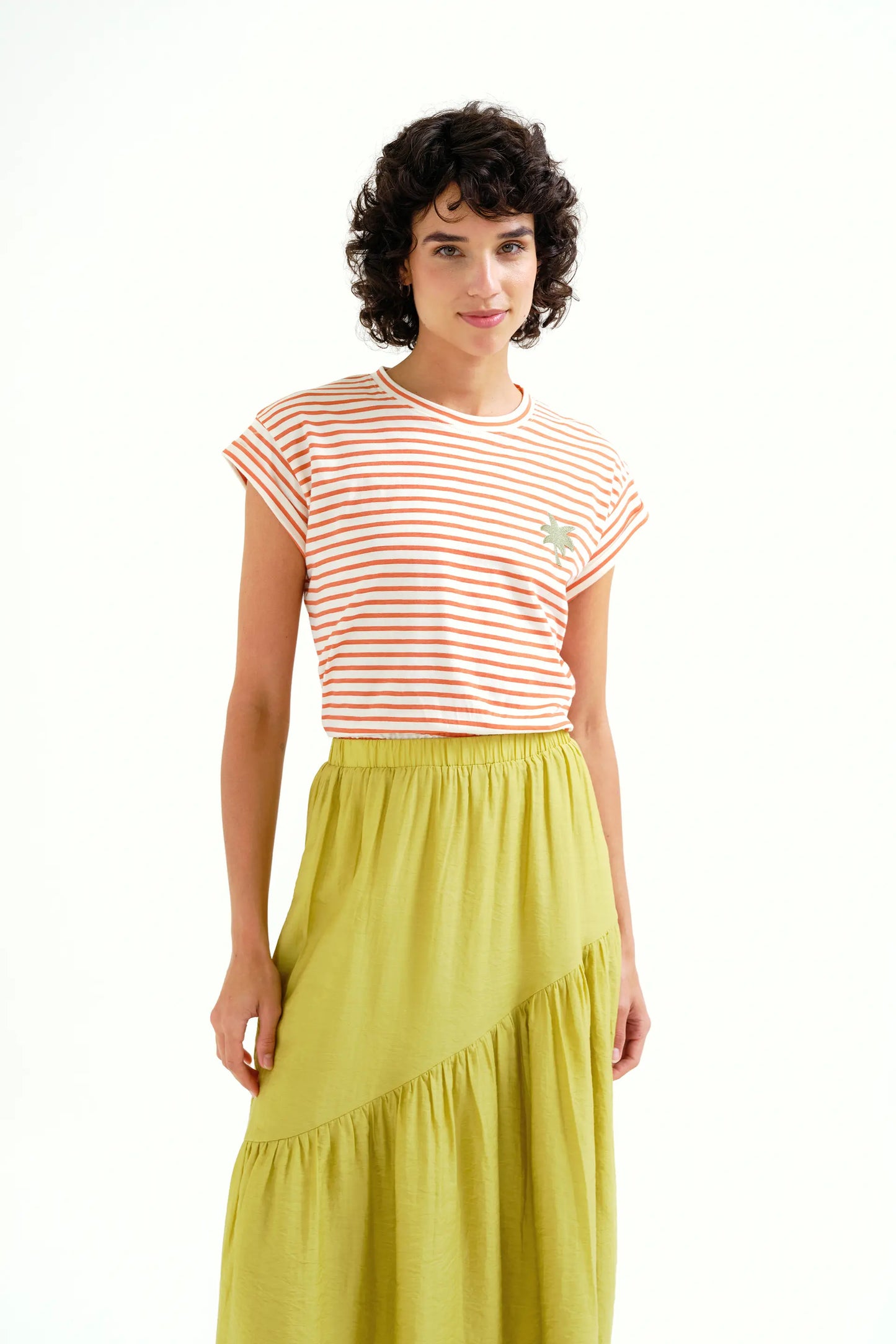 Camiseta con estampado de rayas blanco y rojo