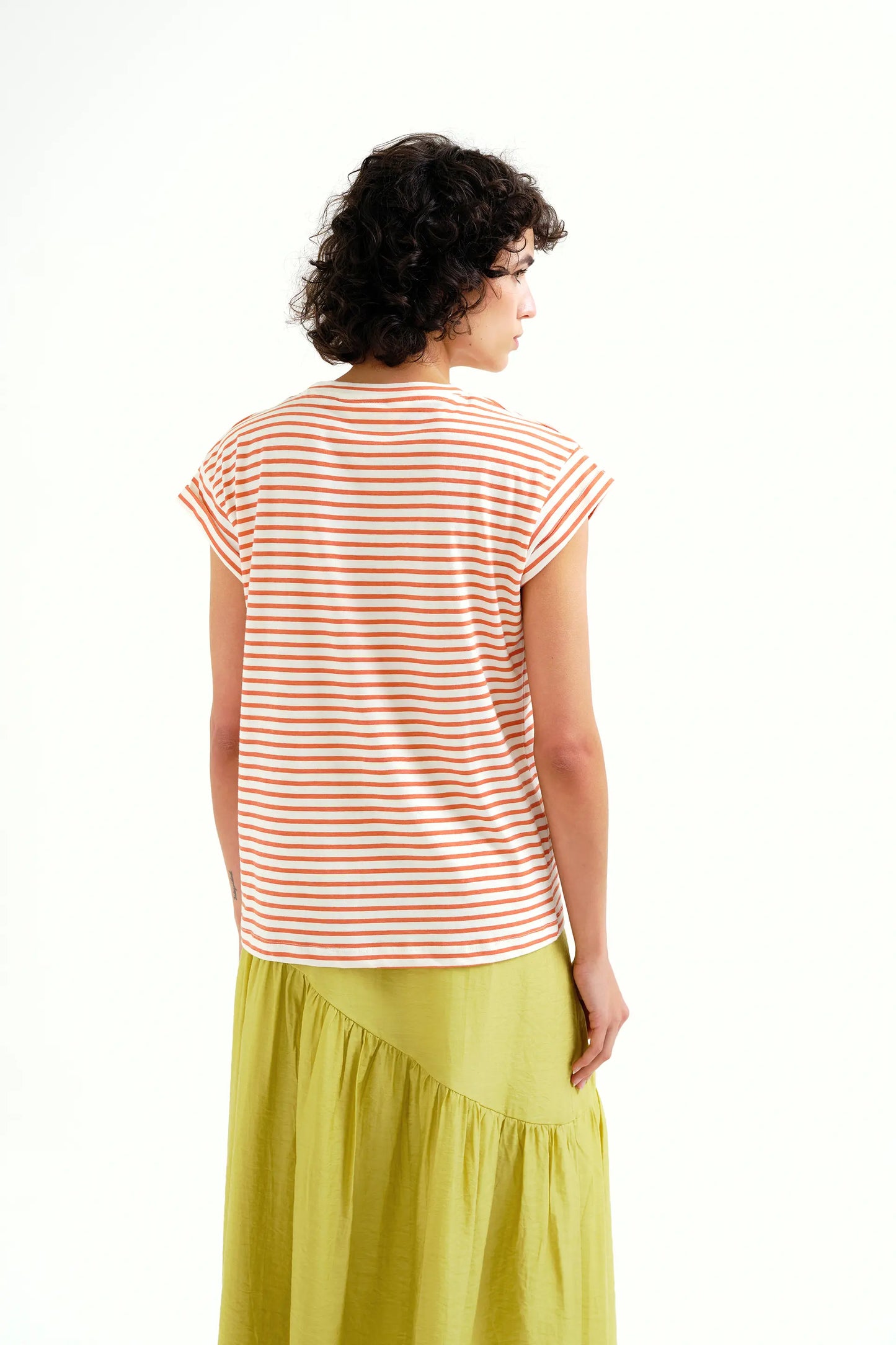 Camiseta con estampado de rayas blanco y rojo