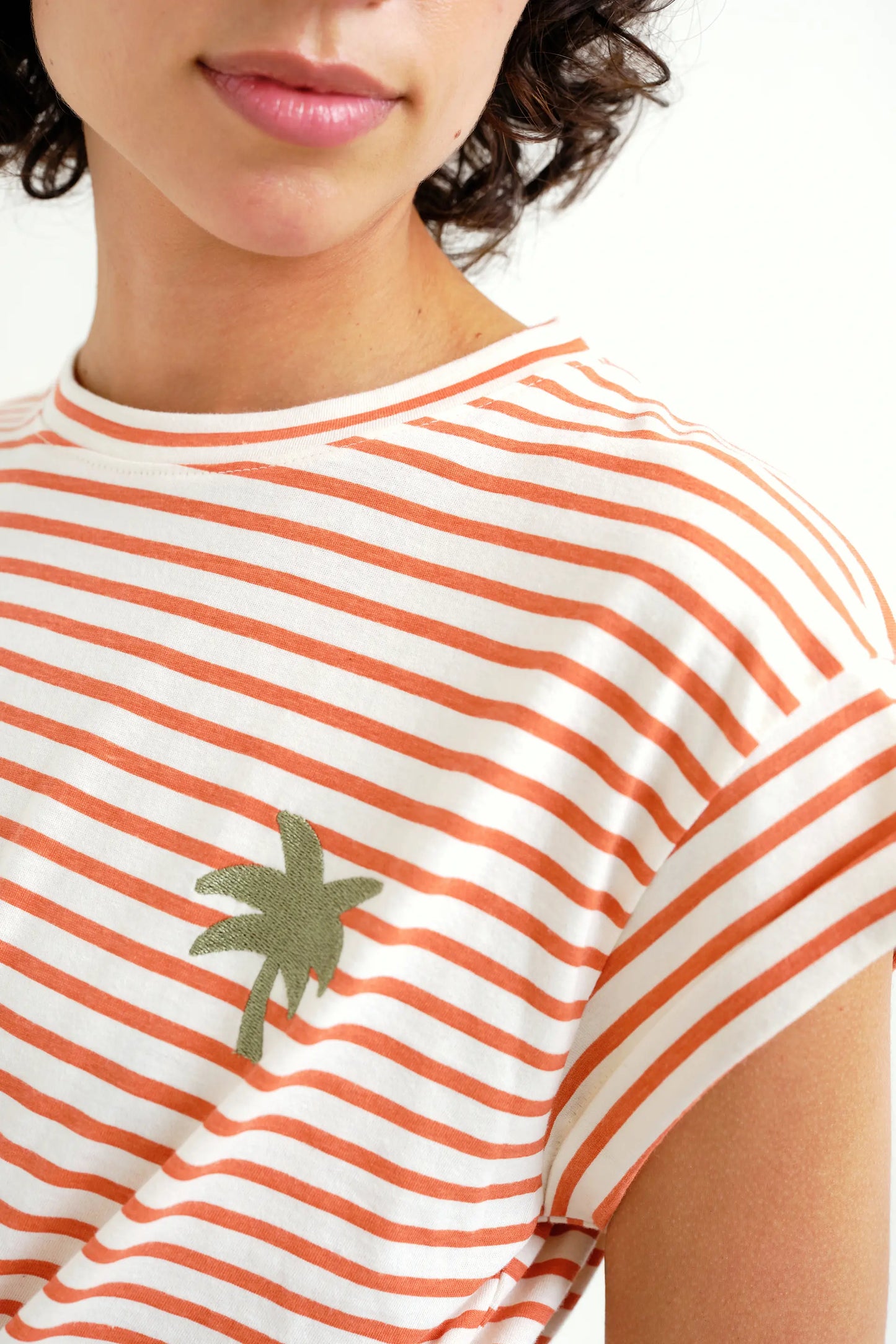 Camiseta con estampado de rayas blanco y rojo