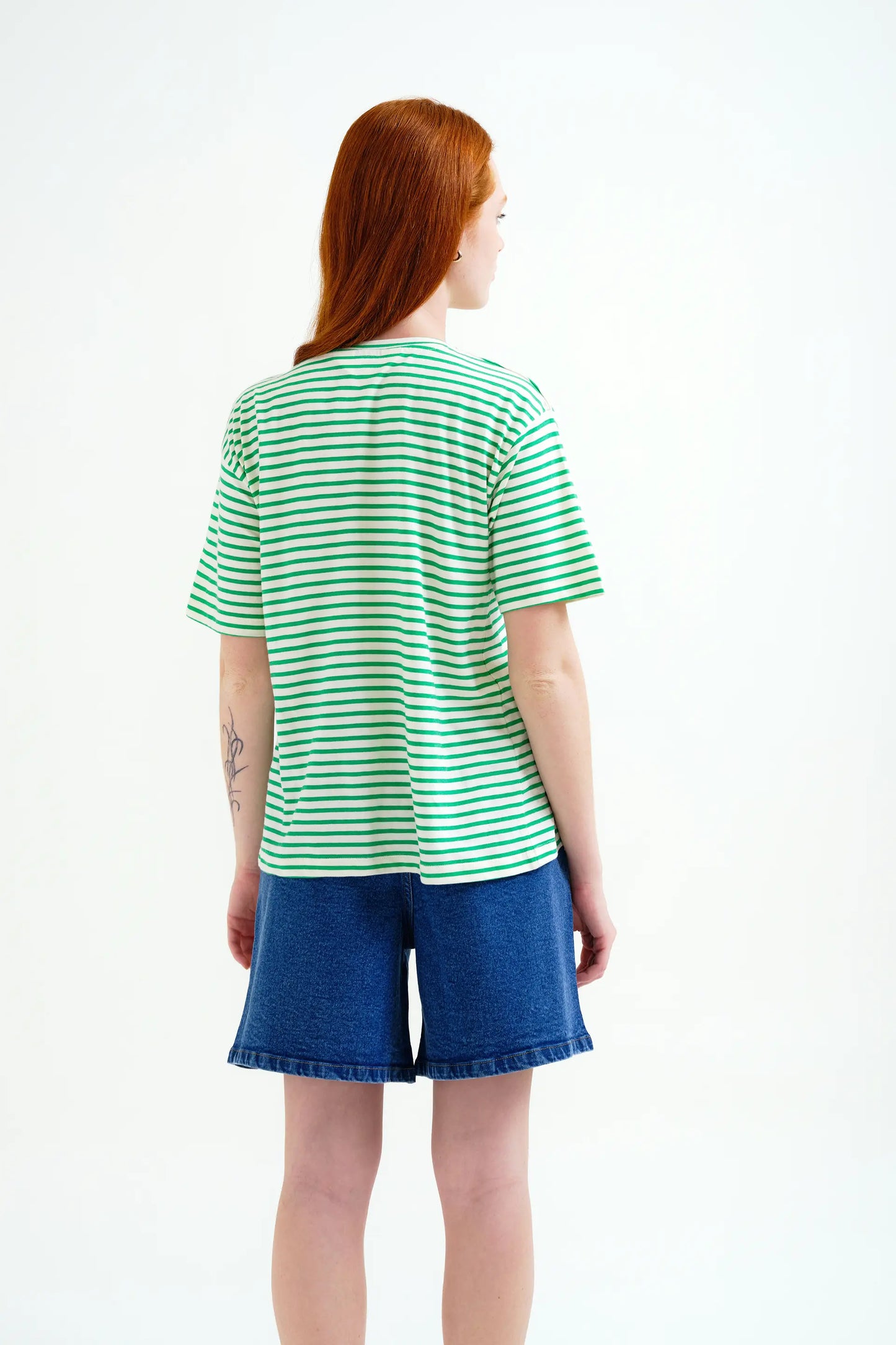 Camiseta con estampado de rayas blanco y verde