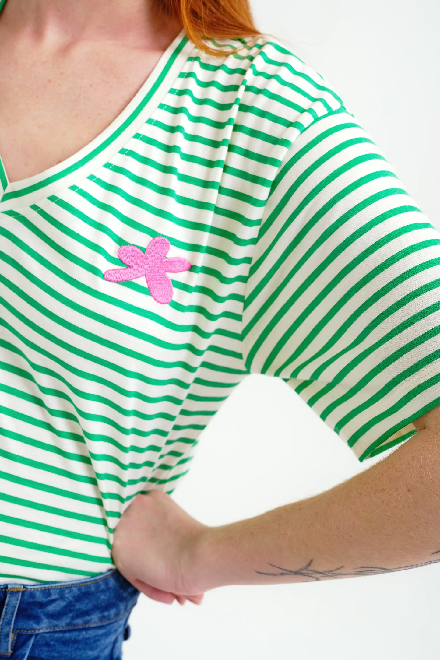 Camiseta con estampado de rayas blanco y verde