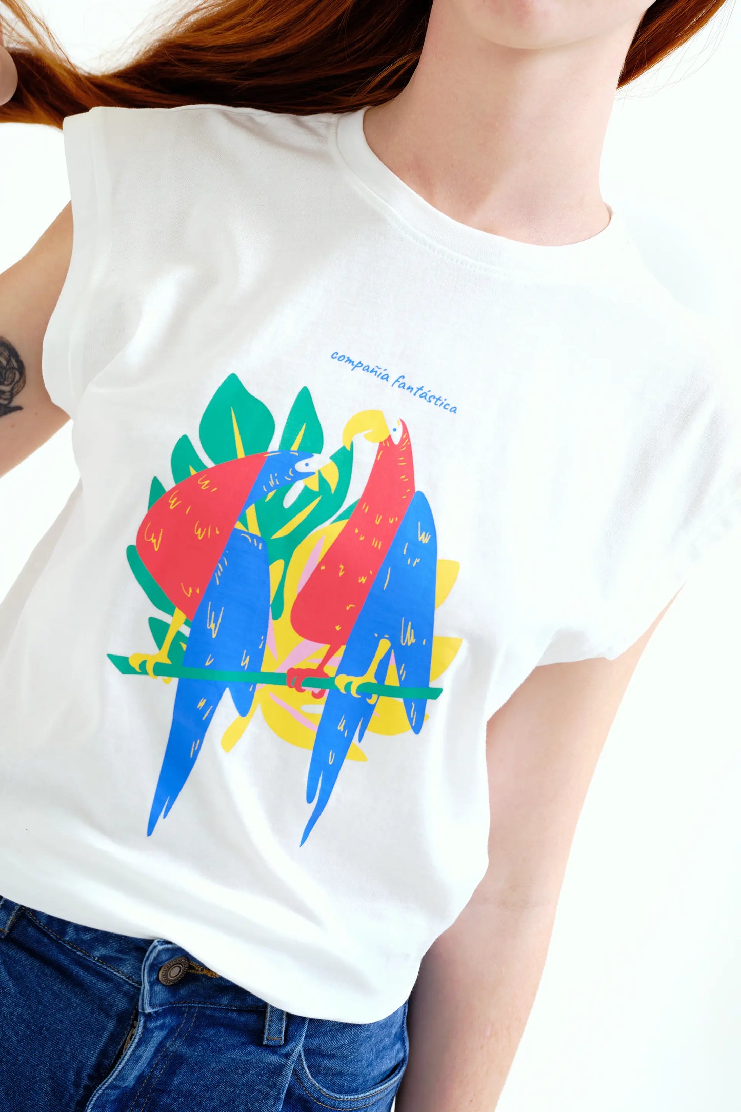Camiseta con estampado de Guacamayas "Compañía Fantástica"