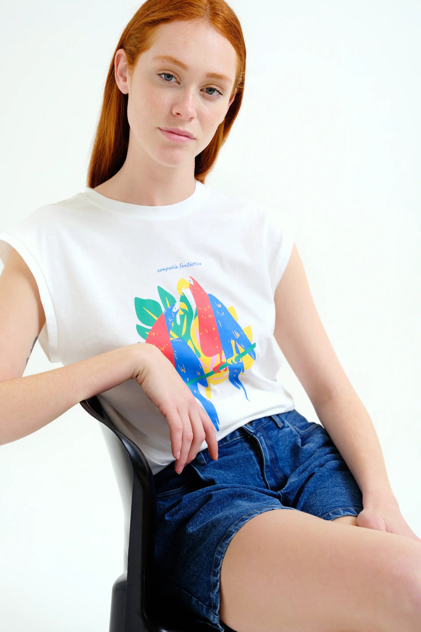 Camiseta con estampado de Guacamayas "Compañía Fantástica"