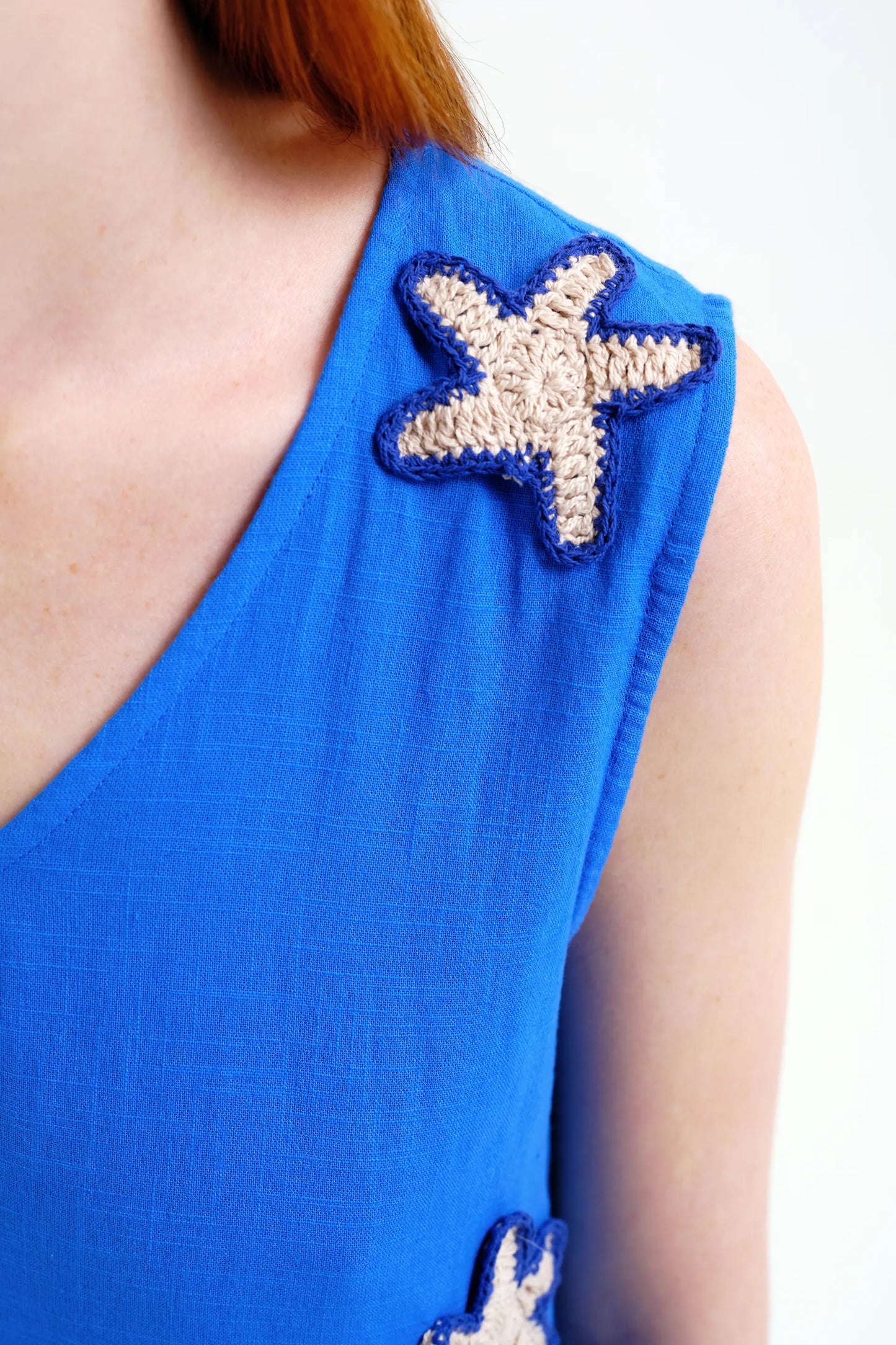 Vestido corto 100% algodón azul marino con apliques de estrellas