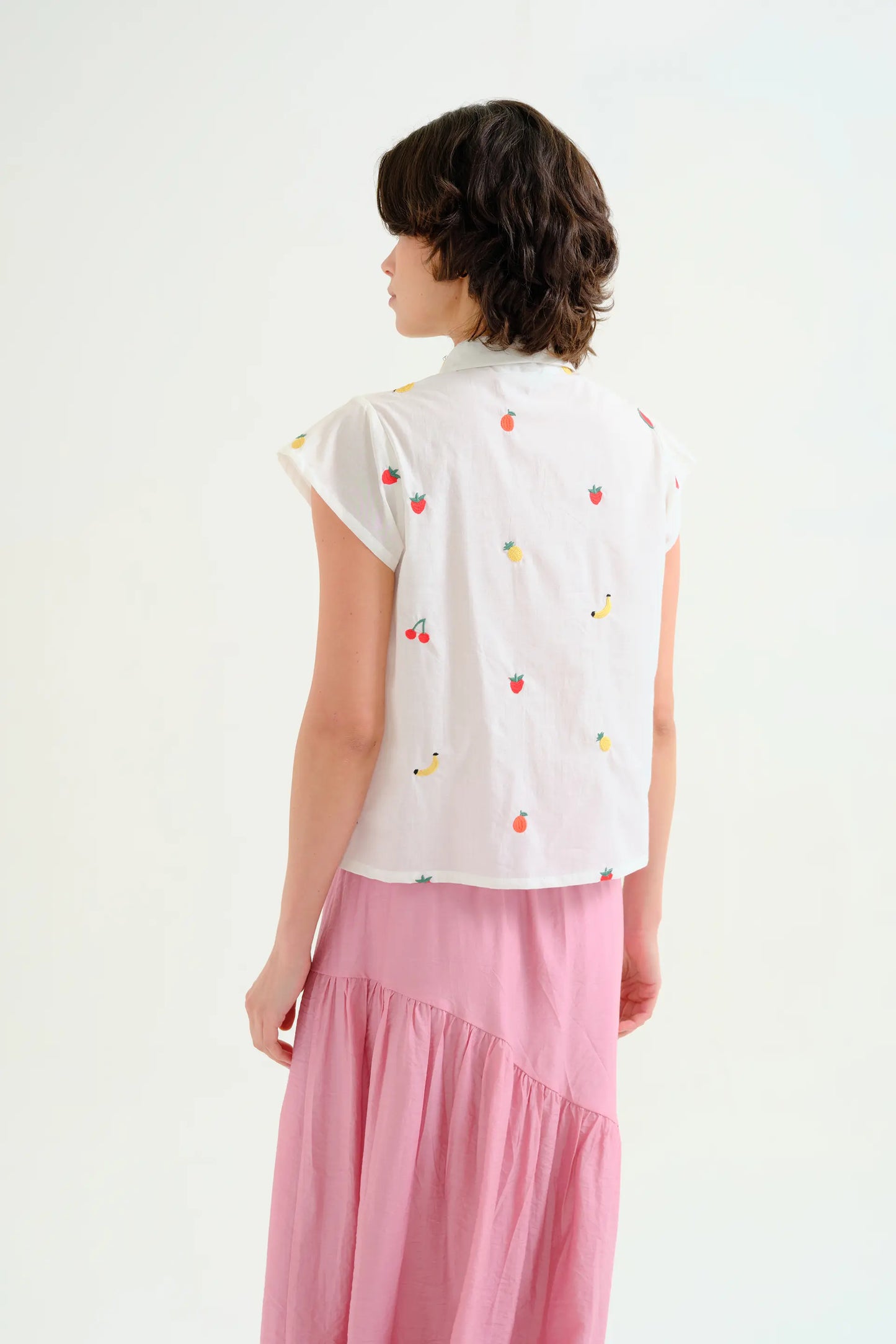 Camicia bianca, 100% cotone, con ricamo macedonia di frutta