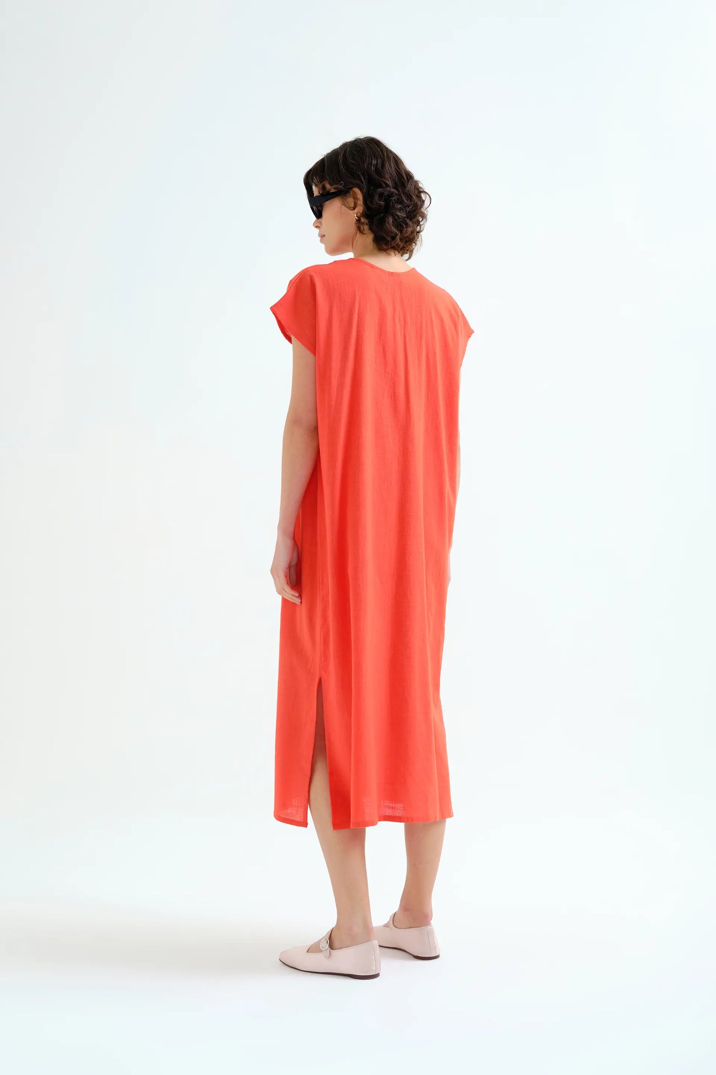 Kaftan largo naranja con escote rosa