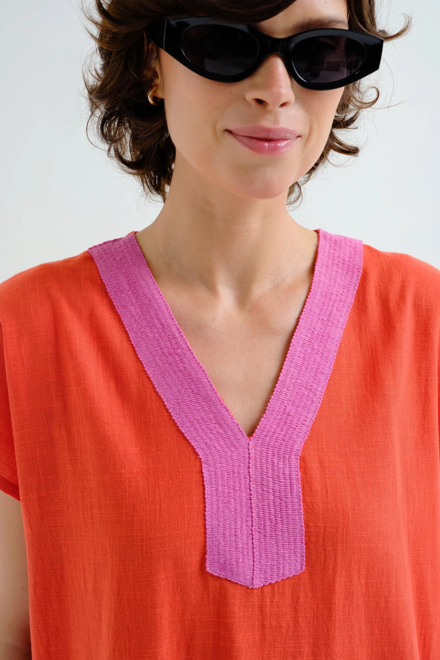Kaftan largo naranja con escote rosa