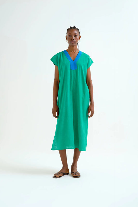 Lungo caftano verde con scollatura blu
