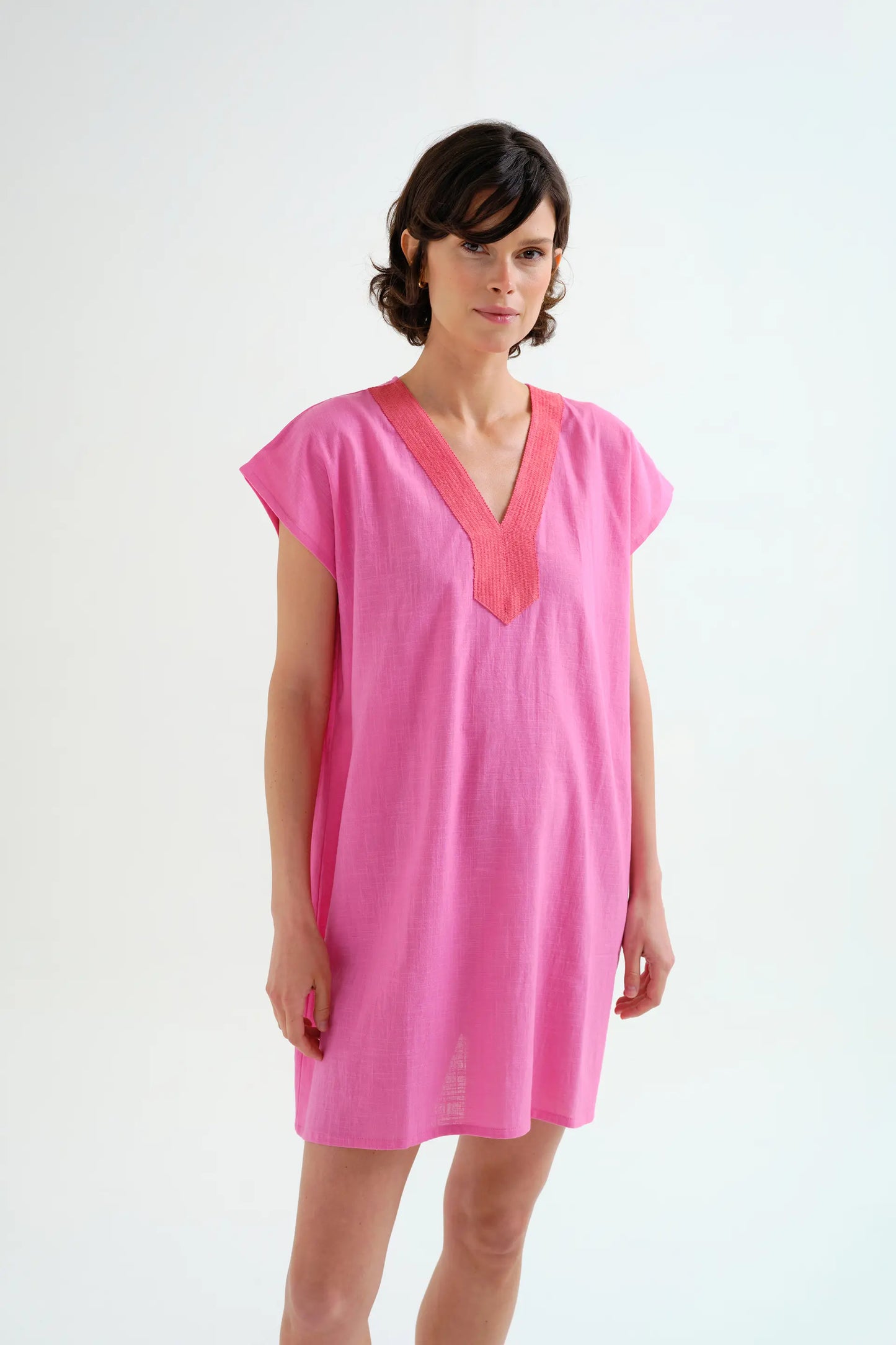 Caftano corto rosa con scollatura fucsia